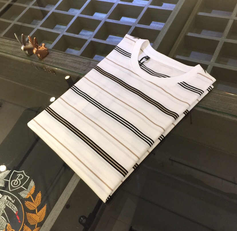 NO:500695,High-end products of B Family!  2025 summer wear new round neck shirt, a brand new concept, a boutique work of fashion tycoon, adopting the top integrated molding stripe craftsmanship, and the fabric is made of top mercerized cotton fabric!  The delicate and smooth texture makes people feel comfortable. Highly recommended. And you can't see such a style outside at all!  It is definitely an eye-catching model that cannot be missed. It shows its fashion charm and style. It is perfectly matched in terms of color and style. Size M~XXXL (model/125 catties wear M), alexander wang19860909B家高端产物！2025夏装新品圆领衫 全新的概念 时尚大鳄的精品之作,采用最顶尖一体成型条纹工艺 面料采用顶级丝光棉面料！ 细腻柔滑的质感 让人倍感舒适 强烈推荐 而且外面您是根本看不到这样的款式的！绝对是不容错过的吸睛款 尽显时尚魅力风尚不管是从色系还是款式上都是完美搭配.尺码M～XXXL（模特/125斤穿M）,,alexander wang,Men's clothing