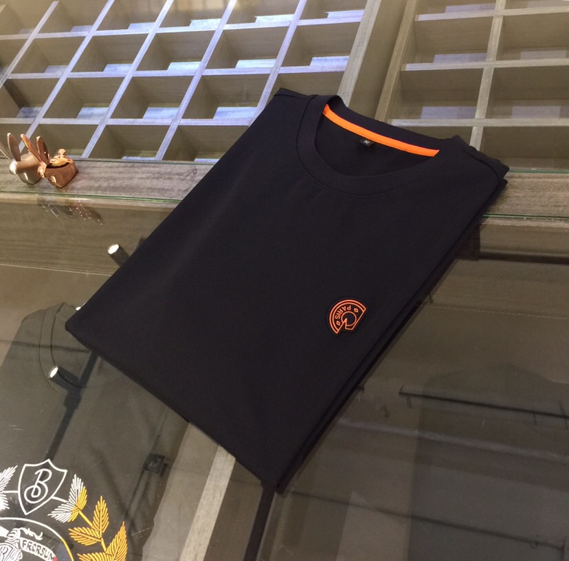 NO:500700,Hjia 2025 new round neck shirt, versatile for commuting to work, full of elegant design, a must-have for business elites. This design is very exquisitely designed fabric!  It uses high-weight honeycomb fiber cotton fabric. Wen Ru is soft, delicate and soft. The upper body is naturally comfortable. The lapel business casual slim fit can be worn both in business and leisure. It highlights the overall styling and slim body feel. The overall craftsmanship line is really impeccable. This kind of lapel fashion adds points to urban fashion people and has a more gentlemanly charm!  Size M~XXXL (model/125 catties wear M), alexander wang19860909H家2025新款圆领衫 上班通勤百搭 富于优雅的设计感 商务精英必备 此款设计非常考究面料！采用高克重蜂窝纤维棉面料 温儒柔软 细腻柔软 上身自然是舒适 翻领商务休闲修身款 无论是商务还是休闲时候都可穿搭 非常的凸显整体的造型感以及修身上身感 整体的工艺车线真的是无可挑剔的 这样的一款翻领时装 无不为都市时尚人士加分 更加的绅士韵味十足范！尺码M～XXXL（模特/125斤穿M）,,alexander wang,Men's clothing