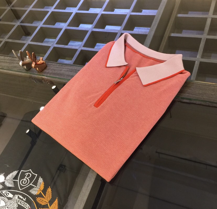 NO:500716,LP Home The most basic and common style in the wardrobe in 2025, a comfortable, fashionable and durable Tianshi cotton sweater is hard to come by. This new 25-year spring and summer lapel knitted product from old channels, and everyone who has taken it to our family knows it, so I won’t say more~ Customer-supplied imported fabrics, soft, breathable, and a very delicate feeling to the touch. The neckline zipper tilt design makes people shine, with a little retro feel, which looks fashionable and unique. The inner part is all made of single-needle edge locking!  The cuff ends are made of custom threads, which can ensure that they are not easily deformed!  The cut is appropriately cut without any sense of restraint. Every part is perfectly in line with the rhythm of the human body. Even if you wear it, it is super comfortable!  Slim and show your temperament, it is definitely a platinum item for business and leisure!  Size M~XXL (model/125 catties wear M), loro piana, alexander wang19860909LP家 2025年衣橱里最为基础常见的款式,一件舒适时髦又耐看的天丝棉针织衫更是可遇而不可求,这款25年春夏新款翻领针织 老渠道的口碑货,拿过咱家的都懂,就不再多说了哈~ 客供进口面料,柔软透气垂坠感强,摸上去非常细腻的感觉.领口拉链开襟设计,让人眼前一亮,有一点复古feel,显得时髦又别致.内里全部采用单针锁边工艺！袖口衣尾采用定制螺纹,能够确保穿着不轻易变形！裁剪得体,没有任何束缚感,每一处都完美符合人体律动,既便是穿着动动都超舒适！修身显气质,绝对是商务休闲的白金单品！尺码M～XXL（模特/125斤穿M）,,loro piana,alexander wang,Men's clothing