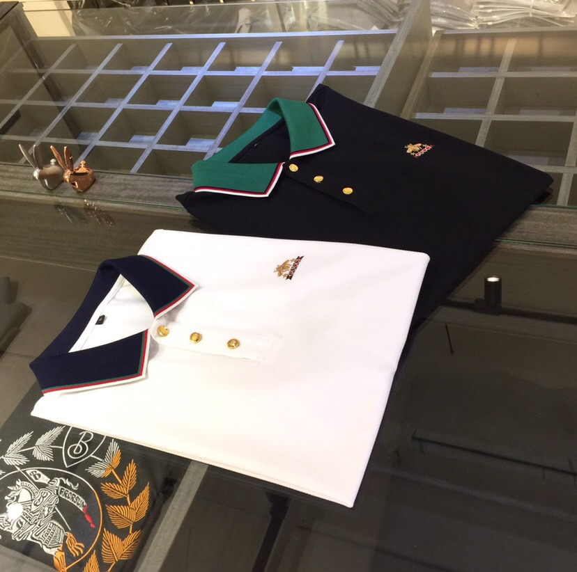 NO:500722,G Home 2025AW latest series, versatile commuting to work, elegant design, a must-have for business elites, exquisite brand embroidery logo on the chest!  It uses imported double mercerized pineapple pattern fabric. Wen Ru is soft, delicate and soft. The upper body is naturally comfortable. The lapel business and casual slim fit can be worn both in business and leisure. It highlights the overall styling and slim body feel. The overall craftsmanship line is really impeccable. This kind of lapel fashion adds points to urban fashion people and has a more gentlemanly charm!  Black/white!  Size M~XXXL (model/125 catties wear M), gucci, alexander wang19860909G家2025AW最新系列 上班通勤百搭 富于优雅的设计感 商务精英必备 胸前精致品牌刺绣Logo！采用进口双丝光菠萝纹面料 温儒柔软 细腻柔软 上身自然是舒适 翻领商务休闲修身款 无论是商务还是休闲时候都可穿搭 非常的凸显整体的造型感以及修身上身感 整体的工艺车线真的是无可挑剔的 这样的一款翻领时装 无不为都市时尚人士加分 更加的绅士韵味十足范！黑色/白色！尺码M～XXXL（模特/125斤穿M）,,gucci,alexander wang,Men's clothing