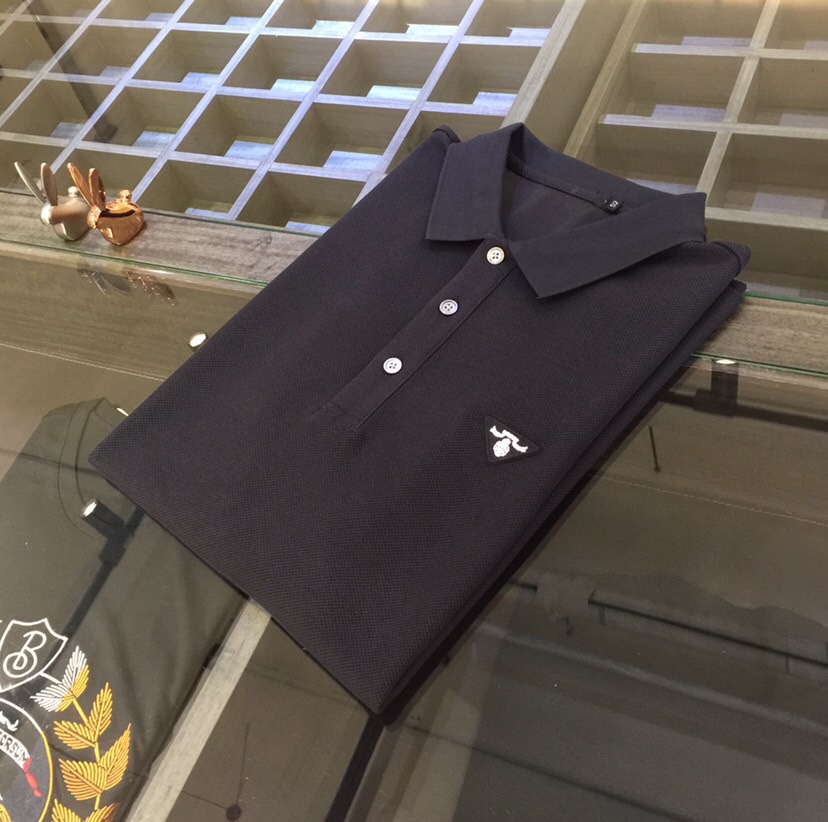 NO:500728,The latest summer series of Fat Brother P's family, versatile commuting to work, elegant design, a must-have for business elites, using high-quality mercerized bead floor cotton fabric, Wen Ru soft, delicate and soft, the upper body is naturally comfortable, lapel business casual slim fit style, can be worn in both business and leisure!  It highlights the overall styling and body-slimming feeling. The overall craftsmanship line is really impeccable. This kind of lapel fashion adds points to urban fashion people and has a more gentlemanly charm!  Black/dark gray/dark blue/orange red!  Size M~4XL (model/125 catties wear M), alexander wang19860909P家胖哥哥福音夏季最新系列 上班通勤百搭 富于优雅的设计感 商务精英必备 采用高克重丝光珠地棉面料 温儒柔软 细腻柔软 上身自然是舒适 翻领商务休闲修身款 无论是商务还是休闲时候都可穿搭！非常的凸显整体的造型感以及修身上身感 整体的工艺车线真的是无可挑剔的 这样的一款翻领时装 无不为都市时尚人士加分 更加的绅士韵味十足范！黑色/深灰色/深蓝色/橘红色！尺码M～4XL（模特/125斤穿M）,,alexander wang,Men's clothing