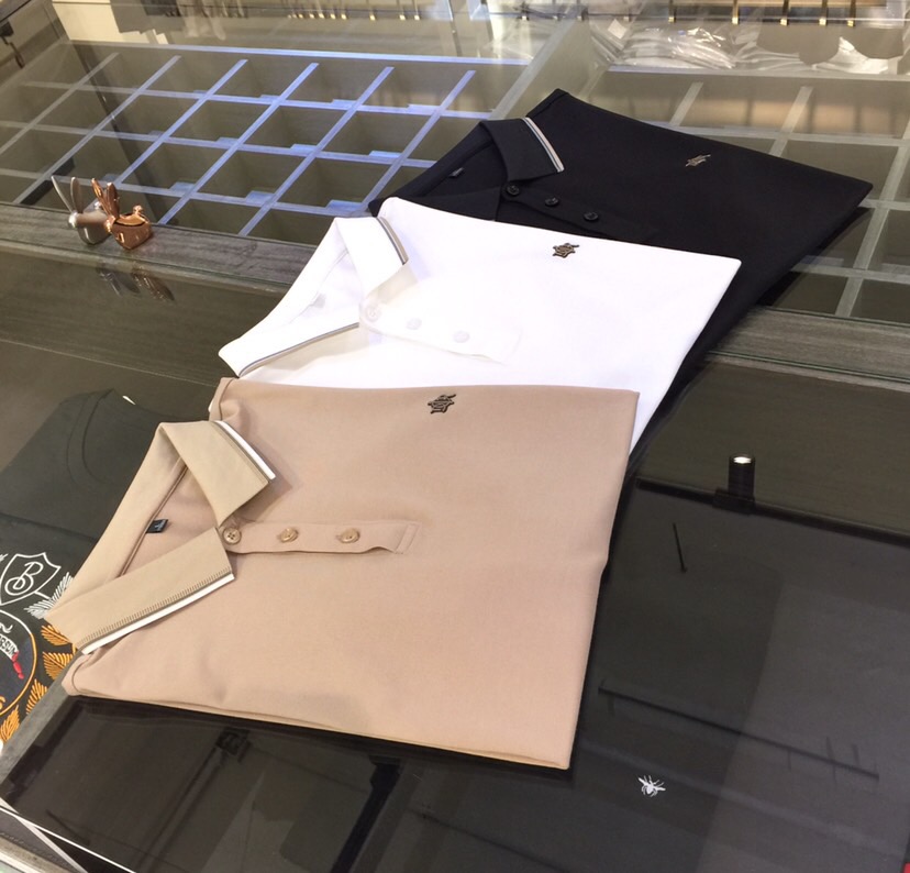 NO:499032,Dijia’s important recommendation!  The latest series of 2025AW, versatile commuting to work, elegant design, a must-have for business elites, exquisite brand flocking badge logo on the chest!  It uses imported double mercerated bead floor cotton fabric. Wen Ru is soft, delicate and soft. The upper body is naturally comfortable. The lapel business casual slim fit can be worn both in business and leisure. It highlights the overall styling and slim feel. The overall craftsmanship line is really impeccable. This kind of lapel fashion adds points to urban fashion people and has a more gentlemanly charm!  Black/white/khaki!  Size M~XXXL (model/125 catties wear M), dior, alexander wang19860909迪家重磅推荐！2025AW最新系列 上班通勤百搭 富于优雅的设计感 商务精英必备 胸前精致品牌植绒徽章Logo！采用进口双丝光珠地棉面料 温儒柔软 细腻柔软 上身自然是舒适 翻领商务休闲修身款 无论是商务还是休闲时候都可穿搭 非常的凸显整体的造型感以及修身上身感 整体的工艺车线真的是无可挑剔的 这样的一款翻领时装 无不为都市时尚人士加分 更加的绅士韵味十足范！黑色/白色/卡其色！尺码M～XXXL（模特/125斤穿M）,,dior,alexander wang,Men's clothing