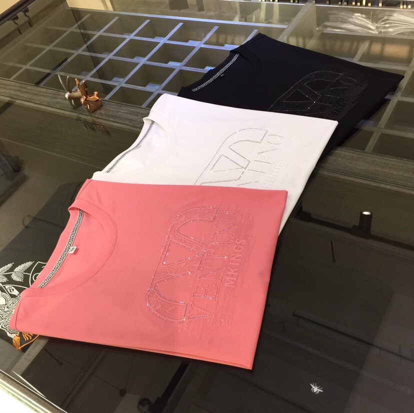 NO:499038,Warren Home 2025 summer new product, instantly kill all versions!  Classic and fashionable versatile round neck short sleeves, three-dimensional heavy industry logo design on the chest!  Customized mulberry silk ten-silk super soft fabric. Basic base shirts are indispensable for men's wardrobes. They can be matched with various clothing anytime and anywhere to meet your daily needs. The fabrics and factories we choose are all used by first-tier brands, so we recommend buying them!  Black/white/pink!  Size M~XXXL (model/125 catties wear M), valentino, T-shirt, alexander wang19860909华伦家2025夏季新品 秒杀一切版本！经典时尚百搭圆领短袖 胸前立体重工Logo设计！订制桑蚕丝天丝超柔软面料 男人的衣柜都少不了基础打底衫 随时随地都可以拿来搭配各种服饰 满足您日常生活需求.我们所选择的面料及工厂都是一线品牌所使用的,推荐入手！黑色/白色/粉色！尺码M～XXXL（模特/125斤穿M）,,valentino,T-shirt,alexander wang,Men's clothing