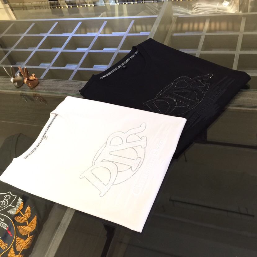 NO:499044,Dijia 2025 summer new product, instantly kill all versions!  Classic and fashionable versatile round neck short sleeves, three-dimensional heavy industry logo design on the chest!  Customized mulberry silk ten-silk super soft fabric. Basic base shirts are indispensable for men's wardrobes. They can be matched with various clothing anytime and anywhere to meet your daily needs. The fabrics and factories we choose are all used by first-tier brands, so we recommend buying them!  Black/white!  Size M~XXXL (model/125 catties wear M), dior, T-shirt, alexander wang19860909迪家2025夏季新品 秒杀一切版本！经典时尚百搭圆领短袖 胸前立体重工Logo设计！订制桑蚕丝天丝超柔软面料 男人的衣柜都少不了基础打底衫 随时随地都可以拿来搭配各种服饰 满足您日常生活需求.我们所选择的面料及工厂都是一线品牌所使用的,推荐入手！黑色/白色！尺码M～XXXL（模特/125斤穿M）,,dior,T-shirt,alexander wang,Men's clothing