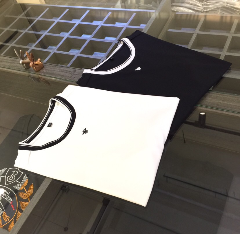 NO:499050,Dijia 2025 summer new product, instantly kill all versions!  Classic and fashionable versatile round neck short sleeves, customized mercerized cotton super soft fabric, three-dimensional hot stamping logo on the chest!  The contrasting color design is super good!  Basic base shirts are indispensable for men's wardrobe. They can be matched with various clothing anytime and anywhere to meet your daily needs. The fabrics and factories we choose are all used by first-tier brands, so we recommend buying them!  Black/white!  Size M~XXXL (model/125 catties wear M), dior, T-shirt, alexander wang19860909迪家2025夏季新品 秒杀一切版本！经典时尚百搭圆领短袖 订制丝光棉超柔软面料 胸前立体烫印Logo！撞色设计超好看！男人的衣柜都少不了基础打底衫 随时随地都可以拿来搭配各种服饰 满足您日常生活需求.我们所选择的面料及工厂都是一线品牌所使用的,推荐入手！黑色/白色！尺码M～XXXL（模特/125斤穿M）,,dior,T-shirt,alexander wang,Men's clothing