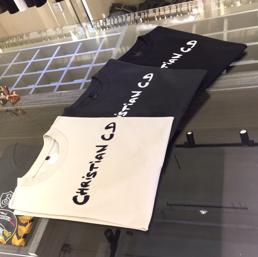 NO:499056,New summer product of Fat Brother Dijia Gospel, classic and fashionable versatile round neck micro-expanded half-sleeved shirt, woven European cotton fabric, exquisite three-dimensional embroidery craftsmanship logo design on the chest!  Imported original double-strand yarn, the fabric is soft and delicate, and basic base shirts are indispensable in men's wardrobe. They can be matched with various clothing anytime and anywhere to meet your daily life needs. The fabrics and factories we choose are all used by first-tier brands, and the clothes are very simple and low-key. Dears, buy them quickly!  Black/dark grey/apricot!  Size M~4XL (model/125 catties wear M), dior, alexander wang19860909迪家胖哥哥福音夏季新品 经典时尚百搭圆领微扩半袖衫 订织欧棉面料 胸前精致立体刺绣工艺Logo设计！进口原版双股纱线 面料柔软细腻 男人的衣柜都少不了基础打底衫 随时随地都可以拿来搭配各种服饰 满足您日常生活需求.我们所选择的面料及工厂都是一线品牌所使用的,衣服设计非常的简洁 很是低调的设计 亲们赶紧入手！黑色/深灰色/杏色！尺码M～4XL（模特/125斤穿M）,,dior,alexander wang,Men's clothing