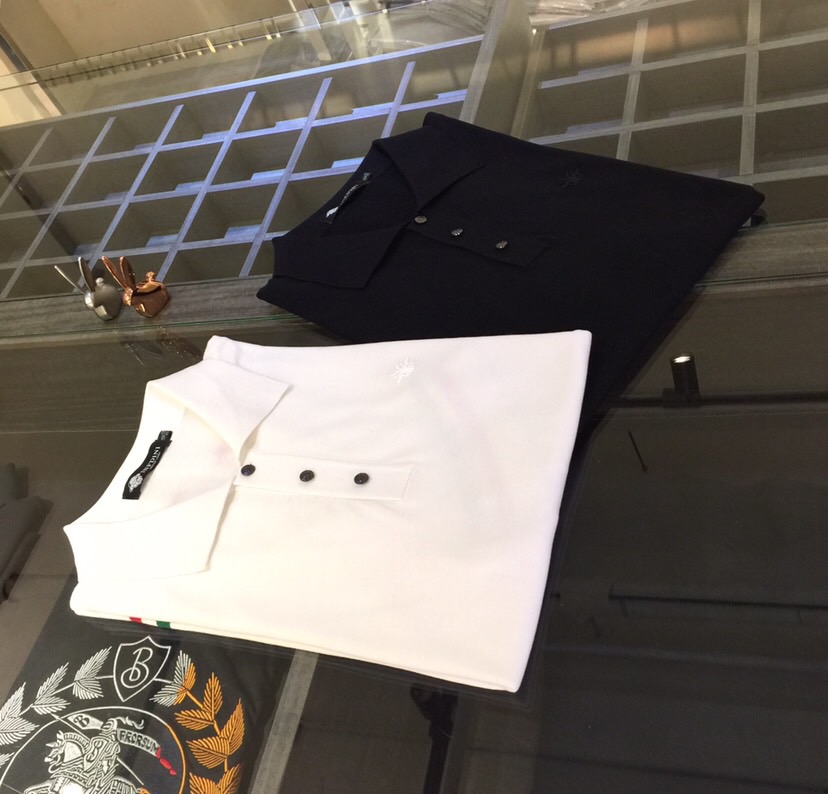 NO:499068,G family’s major recommendation!  The latest series of 2025AW, versatile commuting at work, elegant design, a must-have for business elites!  Use high-weight mulberry silk Yilit blended knitted foot cloth fabric!  Wen Ru is soft, delicate and soft, and the upper body is naturally comfortable. The lapel is a business casual slim fit. It can be worn in both business and leisure, which highlights the overall styling and slim body feel. The overall craftsmanship line is really impeccable. This kind of fashion adds points to urban fashion people and has a more gentlemanly charm!  Black/white!  Size M~XXXL (model/125 catties wear M), gucci, alexander wang19860909G家重磅推荐！2025AW最新系列 上班通勤百搭 富于优雅的设计感 商务精英必备！采用高克重桑蚕丝伊力特混纺针织起脚布面料！温儒柔软 细腻柔软 上身自然是舒适 翻领商务休闲修身款 无论是商务还是休闲时候都可穿搭 非常的凸显整体的造型感以及修身上身感 整体的工艺车线真的是无可挑剔的 这样的一款时装 无不为都市时尚人士加分 更加的绅士韵味十足范！黑色/白色！尺码M～XXXL（模特/125斤穿M）,,gucci,alexander wang,Men's clothing