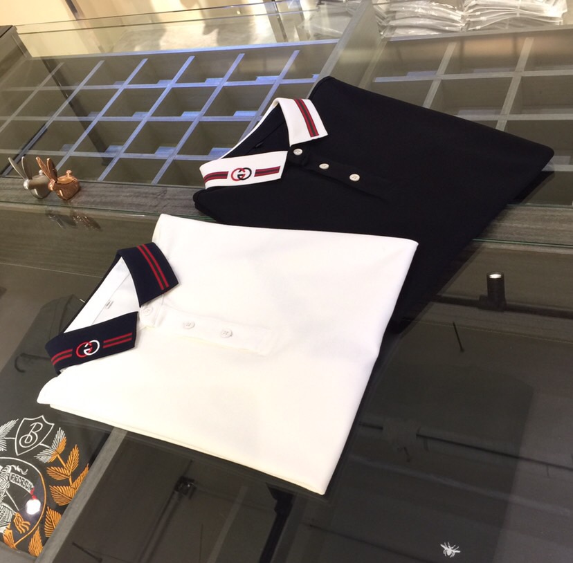 NO:499018,G Home 2025AW latest series, versatile commuting to work, elegant design, a must-have for business elites, neckline brand weaving thread design!  It uses Gaoke Tianshi Silk Bead Floor Cotton fabric. Wen Ru is soft, delicate and soft. The upper body is naturally comfortable. The lapel business casual slim fit can be worn in both business and leisure. It highlights the overall styling and slim feel. The overall craftsmanship line is really impeccable. This kind of lapel fashion adds points to urban fashion people and has a more gentlemanly charm!  Black/white!  Size M~XXXL (model/125 catties wear M), gucci, alexander wang19860909G家2025AW最新系列 上班通勤百搭 富于优雅的设计感 商务精英必备 领口品牌织花螺纹设计！采用高克重天丝丝光珠地棉面料 温儒柔软 细腻柔软 上身自然是舒适 翻领商务休闲修身款 无论是商务还是休闲时候都可穿搭 非常的凸显整体的造型感以及修身上身感 整体的工艺车线真的是无可挑剔的 这样的一款翻领时装 无不为都市时尚人士加分 更加的绅士韵味十足范！黑色/白色！尺码M～XXXL（模特/125斤穿M）,,gucci,alexander wang,Men's clothing