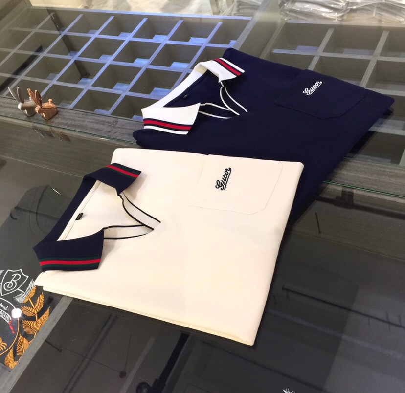 NO:499021,G Home has the latest short-sleeved lapel shirt in summer 2025!  Unique V-neck design!  High-end mercerized bead floor cotton fabric, breathable, comfortable, delicate and soft, all original customized products, and the logo embroidery craftsmanship on the chest brand!  High-end quality!  High-quality shipment, fashionable and stylish upper body!  Dark blue/white!  Size M~XXXL (model/125 catties wear M), gucci, T-shirt, alexander wang19860909G家2025夏季最新发布短袖翻领衫！独特的V领设计！高档丝光珠地棉面料,透气舒适细腻柔软,面料,辅料全部原版定制出品,胸前品牌Logo刺绣工艺！品质高端！高品质出货,上身时尚有型！深蓝色/米白色！尺码M～XXXL（模特/125斤穿M）,,gucci,T-shirt,alexander wang,Men's clothing