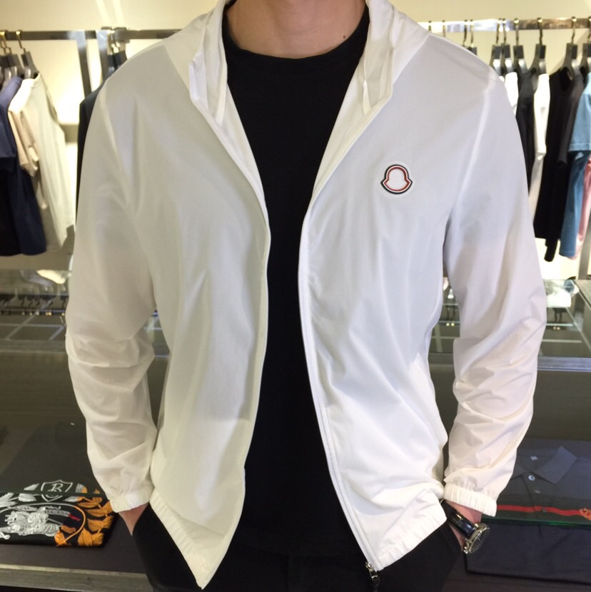 NO:499039,Mo's new summer 2025 new men's thin sunscreen hooded jacket, imported ultra-thin custom fabric, soft, light and not stuffy, like a layer of human skin, breaking away from the constraints of traditional sunscreen clothes, making travel more comfortable and comfortable, with a higher UV resistance index but also comfortable and breathable. The gold-grade fabric increases the texture and aesthetic sense of the clothing with its special visual and tactile mechanism. Perfect tailoring, atmospheric ready-to-wear, and the styling effect stands out. A very stylish sunscreen clothing has precise alignment of craftsmanship, outstanding upper body, elegant temperament, giving men the most exquisite dress. Light gray/dark blue/white!  Size M~XXXL (model/125 catties wear M), Jackets & coats, gold, hats, alexander wang19860909Mo家2025年夏季新款男士薄款防晒连帽外套,进口超薄定制面料,柔软轻便不闷热,犹如人的一层皮肤,脱离传统防晒衣的束缚,让出行更加舒适自如,抗紫外线指数更高但又不乏舒适透气,黄金级面料,以其特殊的视觉与触觉机理增加了服装的质感和审美感.完美的剪裁,大气成衣,造型效果脱颖而出,非常有腔调的一款防晒服,工艺细节也是精确对位,上身出众,气质儒雅,给予男人最精致打扮.浅灰色/深蓝色/白色！尺码M～XXXL（模特/125斤穿M）,,jackets & coats,gold,hats,alexander wang,Men's clothing