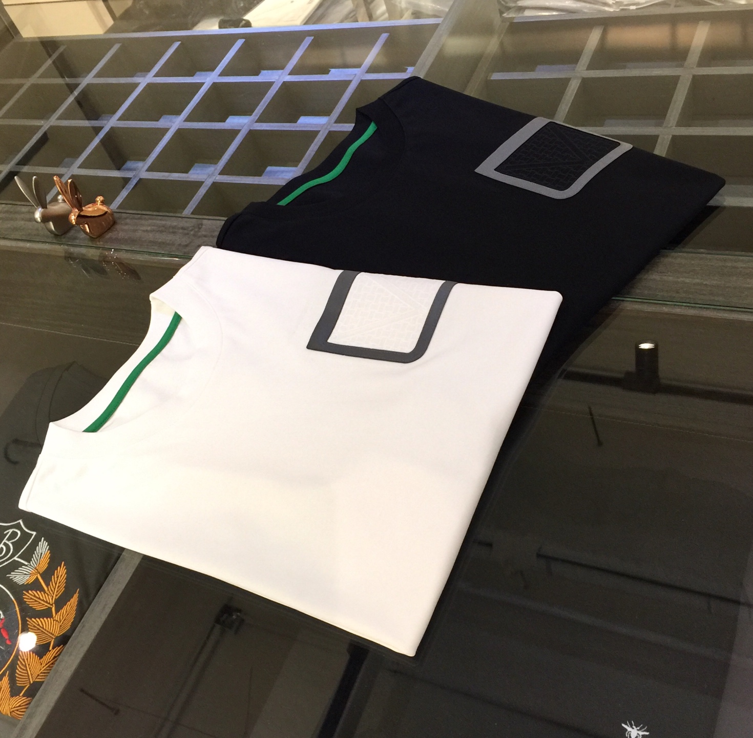 NO:499051,Bvjia 2025 summer new product, instantly kill all versions!  Classic and fashionable versatile round neck short sleeves, exquisite three-dimensional embroidered leather edge design on the chest!  Customized silk-blend soft fabrics. Basic base shirts are indispensable for men's wardrobes. They can be matched with various clothing anytime and anywhere to meet your daily needs. The fabrics and factories we choose are all used by first-tier brands, so we recommend buying them!  Black/white!  Size M~XXXL (model/125 catties wear M), bottega veneta, T-shirt, alexander wang19860909Bv家2025夏季新品 秒杀一切版本！经典时尚百搭圆领短袖 胸前精美立体刺绣真皮包边设计！订制蚕丝混纺柔软面料 男人的衣柜都少不了基础打底衫 随时随地都可以拿来搭配各种服饰 满足您日常生活需求.我们所选择的面料及工厂都是一线品牌所使用的,推荐入手！黑色/白色！尺码M～XXXL（模特/125斤穿M）,,bottega veneta,T-shirt,alexander wang,Men's clothing