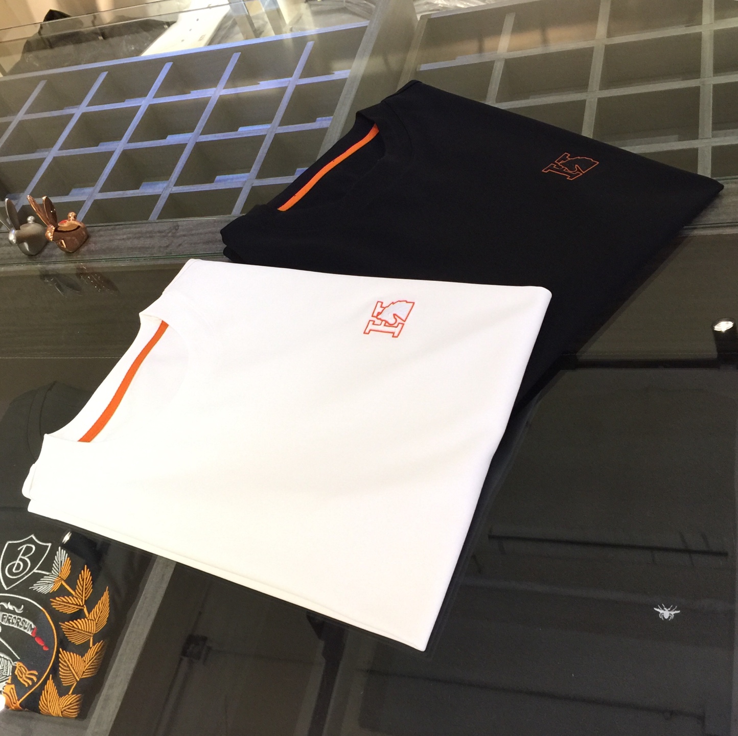 NO:499057,Hjia 2025 summer new product, instantly kill all versions!  Classic and fashionable versatile round neck short sleeves, exquisite three-dimensional embroidery on the chest, fine ironing and edging design!  Customized silk-blend soft fabrics. Basic base shirts are indispensable for men's wardrobes. They can be matched with various clothing anytime and anywhere to meet your daily needs. The fabrics and factories we choose are all used by first-tier brands, so we recommend buying them!  Black/white!  Size M~XXXL (model/125 catties wear M), T-shirt, alexander wang19860909H家2025夏季新品 秒杀一切版本！经典时尚百搭圆领短袖 胸前精美立体刺绣精细烫压包边设计！订制蚕丝混纺柔软面料 男人的衣柜都少不了基础打底衫 随时随地都可以拿来搭配各种服饰 满足您日常生活需求.我们所选择的面料及工厂都是一线品牌所使用的,推荐入手！黑色/白色！尺码M～XXXL（模特/125斤穿M）,,T-shirt,alexander wang,Men's clothing