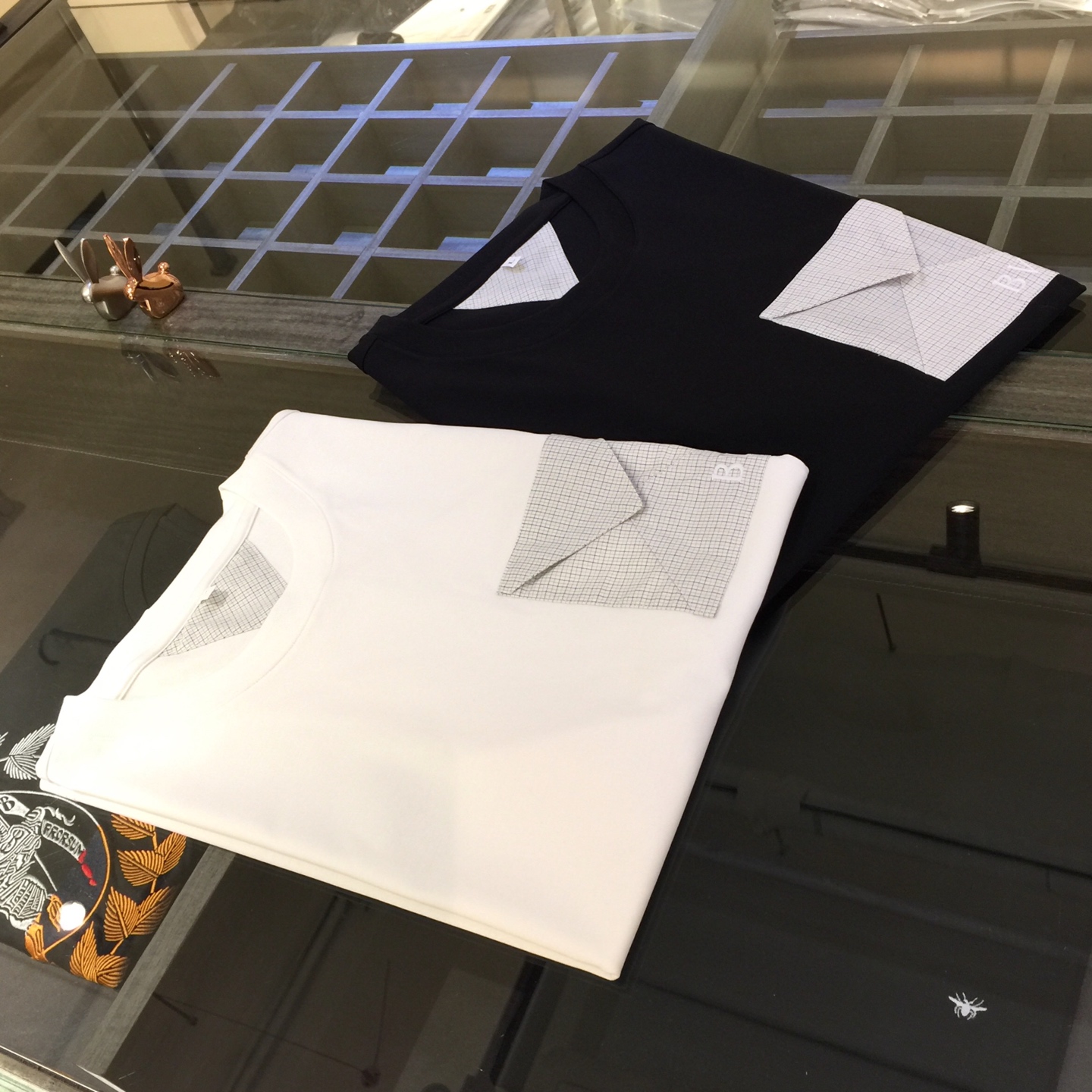 NO:499063,Bvjia 2025 summer new product, instantly kill all versions!  Classic and fashionable versatile round neck short sleeves, exquisite cotton and linen texture splicing design on the chest!  Customized silk-blend soft fabrics. Basic base shirts are indispensable for men's wardrobes. They can be matched with various clothing anytime and anywhere to meet your daily needs. The fabrics and factories we choose are all used by first-tier brands, so we recommend buying them!  Black/white!  Size M~XXXL (model/125 catties wear M), bottega veneta, T-shirt, alexander wang19860909Bv家2025夏季新品 秒杀一切版本！经典时尚百搭圆领短袖 胸前精美棉麻质地拼接设计！订制蚕丝混纺柔软面料 男人的衣柜都少不了基础打底衫 随时随地都可以拿来搭配各种服饰 满足您日常生活需求.我们所选择的面料及工厂都是一线品牌所使用的,推荐入手！黑色/白色！尺码M～XXXL（模特/125斤穿M）,,bottega veneta,T-shirt,alexander wang,Men's clothing