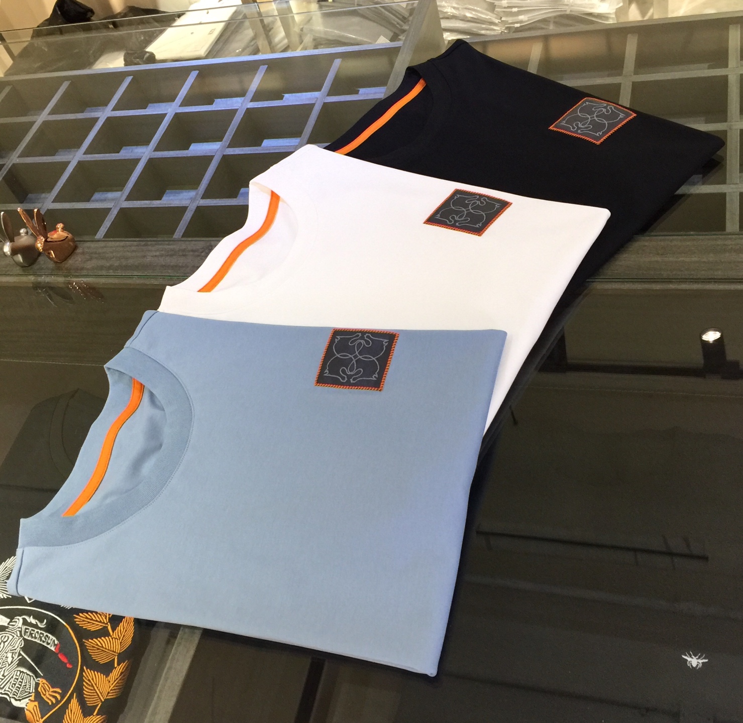 NO:499069,Hjia 2025 summer new product, instantly kill all versions!  Classic and fashionable versatile round neck short sleeves, exquisite three-dimensional leather splicing design on the chest!  Customized silk-blend soft fabrics. Basic base shirts are indispensable for men's wardrobes. They can be matched with various clothing anytime and anywhere to meet your daily needs. The fabrics and factories we choose are all used by first-tier brands, so we recommend buying them!  Black/white/light blue!  Size M~XXXL (model/125 catties wear M), T-shirt, alexander wang19860909H家2025夏季新品 秒杀一切版本！经典时尚百搭圆领短袖 胸前精美立体真皮拼接设计！订制蚕丝混纺柔软面料 男人的衣柜都少不了基础打底衫 随时随地都可以拿来搭配各种服饰 满足您日常生活需求.我们所选择的面料及工厂都是一线品牌所使用的,推荐入手！黑色/白色/浅蓝色！尺码M～XXXL（模特/125斤穿M）,,T-shirt,alexander wang,Men's clothing