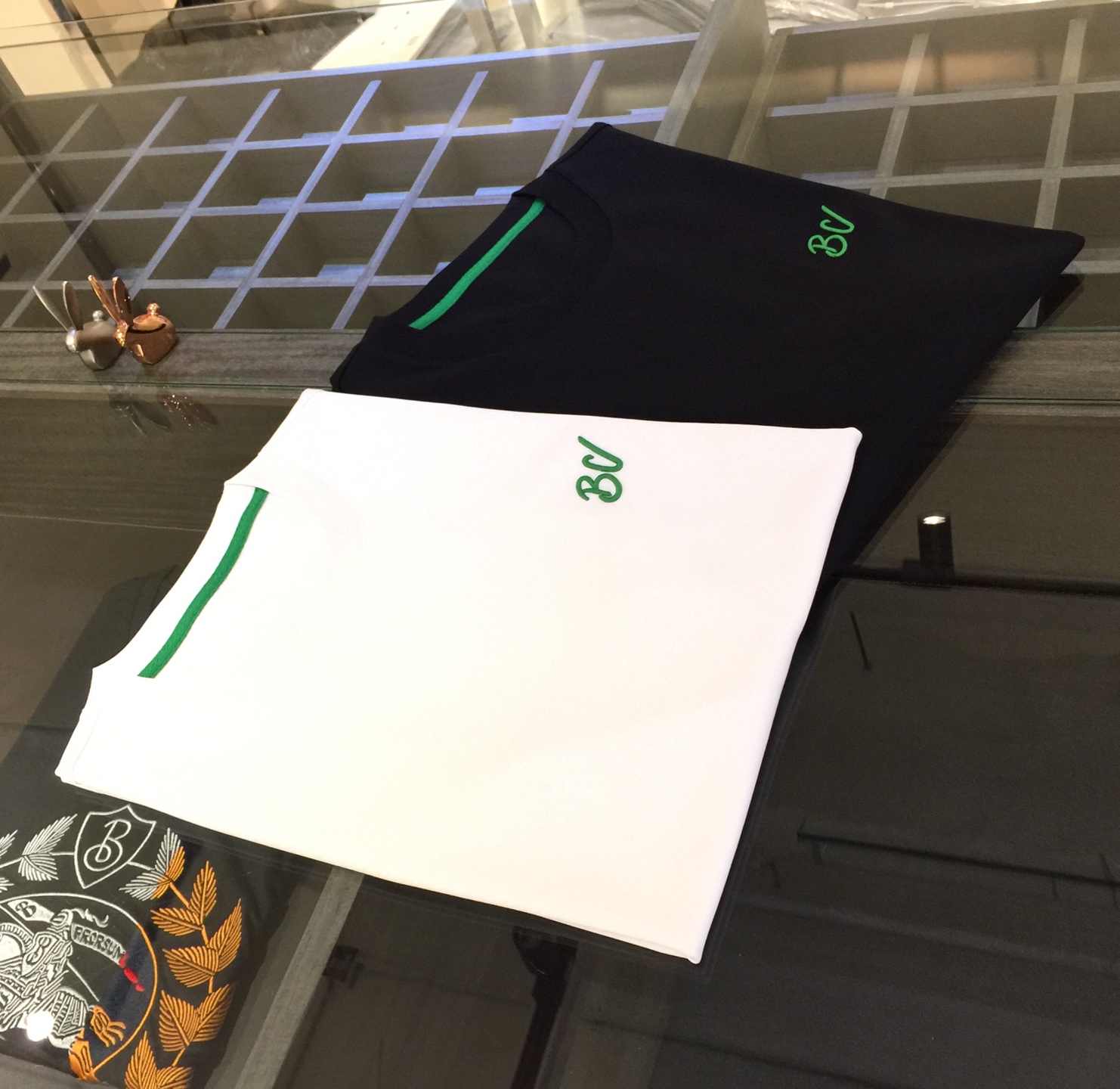 NO:499019,Bvjia 2025 summer new product, instantly kill all versions!  Classic and fashionable versatile round neck short sleeves, exquisite three-dimensional embroidered letter design on the chest!  Custom silk-blend soft fabric with hem split design!  Basic base shirts are indispensable for men's wardrobe. They can be matched with various clothing anytime and anywhere to meet your daily needs. The fabrics and factories we choose are all used by first-tier brands, so we recommend buying them!  Black/white!  Size M~XXXL (model/125 catties wear M), bottega veneta, T-shirt, alexander wang19860909Bv家2025夏季新品 秒杀一切版本！经典时尚百搭圆领短袖 胸前精美立体刺绣字母设计！订制蚕丝混纺柔软面料 下摆分叉设计！男人的衣柜都少不了基础打底衫 随时随地都可以拿来搭配各种服饰 满足您日常生活需求.我们所选择的面料及工厂都是一线品牌所使用的,推荐入手！黑色/白色！尺码M～XXXL（模特/125斤穿M）,,bottega veneta,T-shirt,alexander wang,Men's clothing