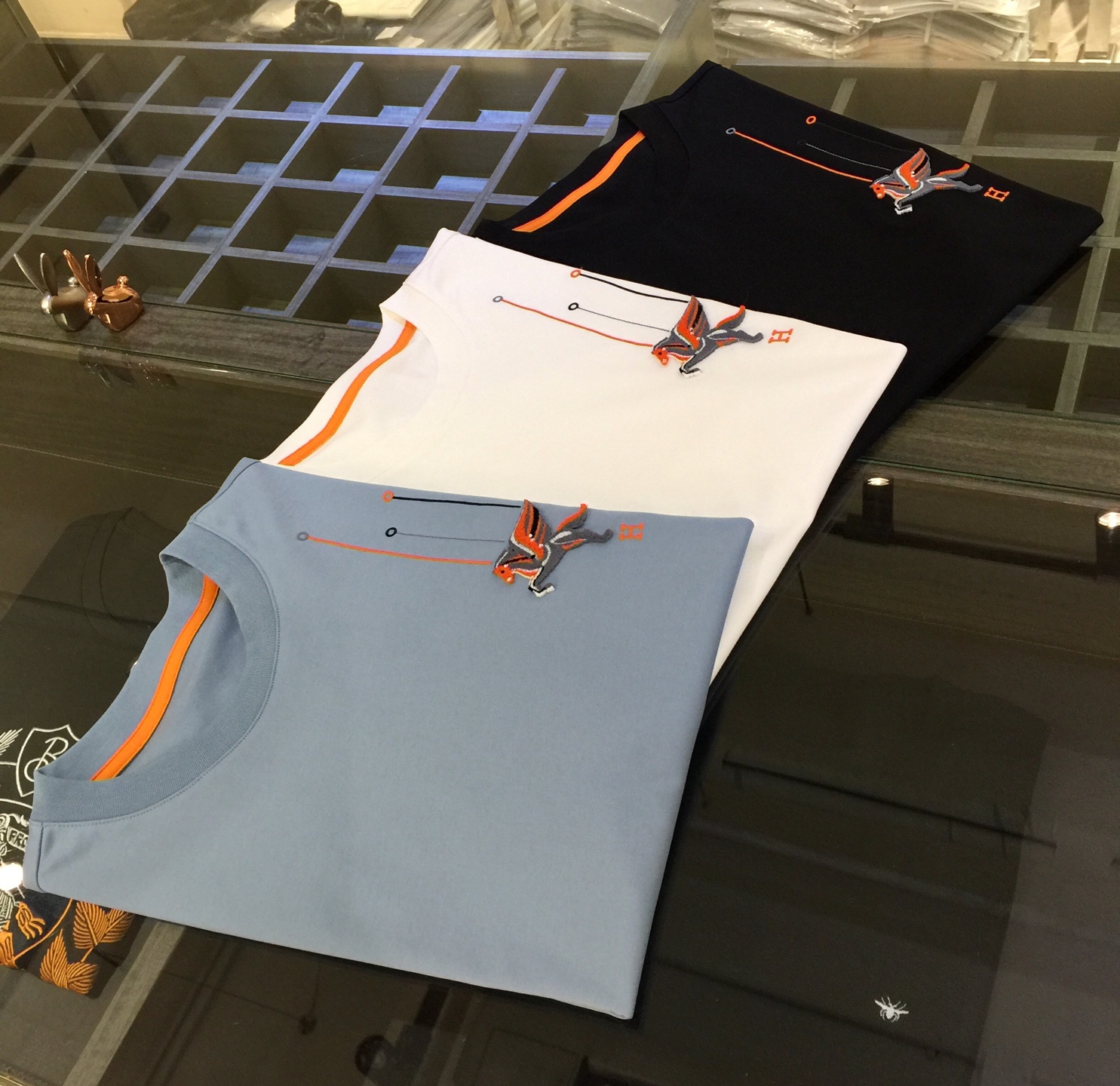 NO:499023,Hjia 2025 summer new product, instantly kill all versions!  Classic and fashionable versatile round neck short sleeves, exquisite three-dimensional flocking pattern design on the chest!  Custom silk-blend soft fabric with hem split design!  Basic base shirts are indispensable for men's wardrobe. They can be matched with various clothing anytime and anywhere to meet your daily needs. The fabrics and factories we choose are all used by first-tier brands, so we recommend buying them!  Black/white/light blue!  Size M~XXXL (model/125 catties wear M), T-shirt, alexander wang19860909H家2025夏季新品 秒杀一切版本！经典时尚百搭圆领短袖 胸前精美立体植绒图案设计！订制蚕丝混纺柔软面料 下摆分叉设计！男人的衣柜都少不了基础打底衫 随时随地都可以拿来搭配各种服饰 满足您日常生活需求.我们所选择的面料及工厂都是一线品牌所使用的,推荐入手！黑色/白色/浅蓝色！尺码M～XXXL（模特/125斤穿M）,,T-shirt,alexander wang,Men's clothing