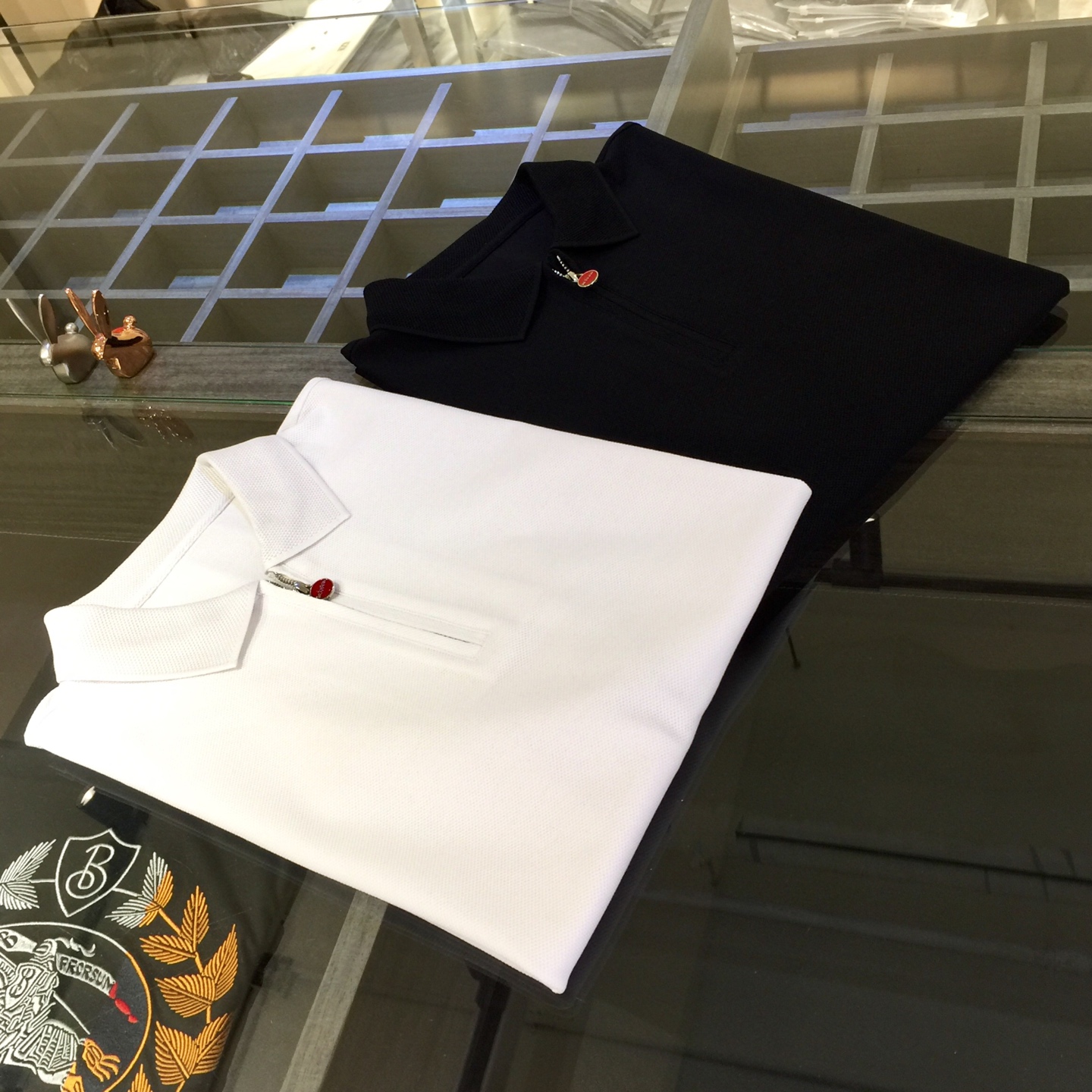 NO:517613,Kijia 2025AW latest series, versatile commuting to work, elegant design, a must-have for business elites, using Gaoke heavy mercerized cotton fabric, Wen Ru soft, delicate and soft, the upper body is naturally comfortable, Zipper lapel business casual slim fit style, you can wear it in both business and leisure!  It highlights the overall styling and body-slimming feeling. The overall craftsmanship line is really impeccable. This kind of lapel fashion adds points to urban fashion people and has a more gentlemanly charm!  Black/white!  Size M~XXXL (model/125 catties wear M), alexander wang19860909Ki家2025AW最新系列 上班通勤百搭 富于优雅的设计感 商务精英必备 采用高克重丝光棉面料 温儒柔软 细腻柔软 上身自然是舒适 拉链翻领商务休闲修身款 无论是商务还是休闲时候都可穿搭！非常的凸显整体的造型感以及修身上身感 整体的工艺车线真的是无可挑剔的 这样的一款翻领时装 无不为都市时尚人士加分 更加的绅士韵味十足范！黑色/白色！尺码M～XXXL（模特/125斤穿M）,,alexander wang,Men's clothing