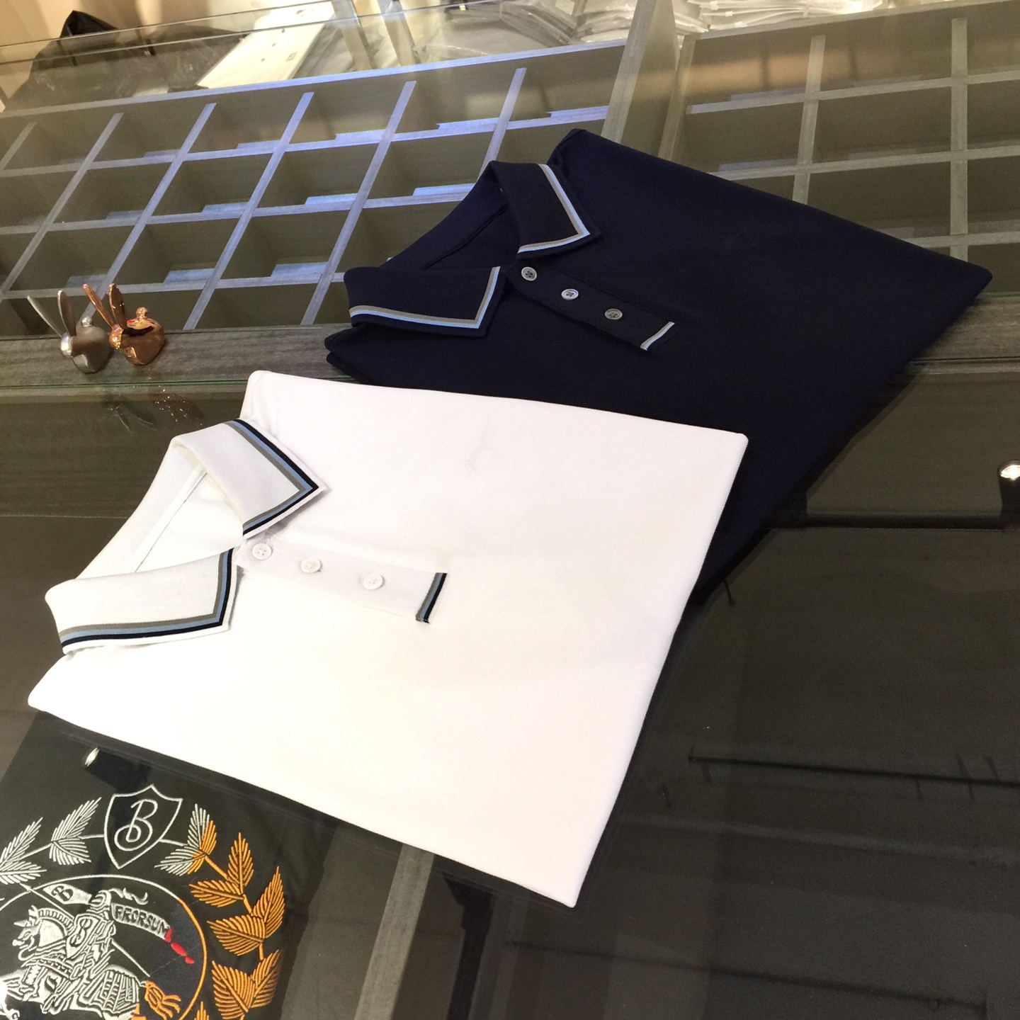 NO:517570,Fila Home's latest short-sleeved lapel shirt in summer 2025!  High-end mercerized bead floor cotton fabric, breathable, comfortable, delicate and soft, all original customized products, and the logo embroidery craftsmanship on the chest brand!  High-end quality!  High-quality shipment, fashionable and stylish upper body!  Dark blue/white!  Size M~XXXL (model/125 catties wear M), T-shirt, alexander wang19860909菲拉家2025夏季最新发布短袖翻领衫！高档丝光珠地棉面料,透气舒适细腻柔软,面料,辅料全部原版定制出品,胸前品牌Logo刺绣工艺！品质高端！高品质出货,上身时尚有型！深蓝色/白色！尺码M～XXXL（模特/125斤穿M）,,T-shirt,alexander wang,Men's clothing