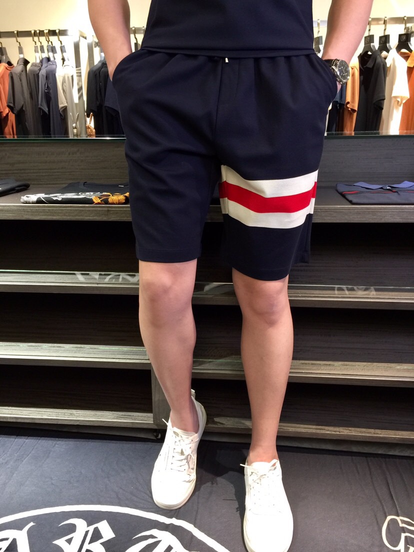 NO:499029,/Set of shorts details G home recommended!  2025AW latest series sets, versatile commuting to work, elegant design, a must-have for business elites!  It uses high-quality mercerized bead floor cotton fabric. Wen Ru is soft, delicate and soft. The upper body is naturally comfortable. The lapel is business casual slim style. It can be worn in both business and leisure. The neckline is exquisitely threaded!  It highlights the overall styling and body-slimming feeling. The overall craftsmanship line is really impeccable. This kind of lapel fashion adds points to urban fashion people and has a more gentlemanly charm!  Dark blue/white!  Size M~XXXL (model/125 catties wear M), gucci, shorts, alexander wang19860909/套 短裤细节图G家重磅推荐！2025AW最新系列套装 上班通勤百搭 富于优雅的设计感 商务精英必备！采用高克重丝光珠地棉面料 温儒柔软 细腻柔软 上身自然是舒适 翻领商务休闲修身款 无论是商务还是休闲时候都可穿搭 领口精美螺纹设计！非常的凸显整体的造型感以及修身上身感 整体的工艺车线真的是无可挑剔的 这样的一款翻领时装 无不为都市时尚人士加分 更加的绅士韵味十足范！深蓝色/米白色！尺码M～XXXL（模特/125斤穿M）,,gucci,shorts,alexander wang,Men's clothing