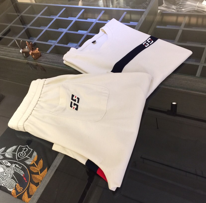 NO:517581,/Set Top details pictures G home's heavy recommendation!  2025AW latest series sets, versatile commuting to work, elegant design, a must-have for business elites!  It uses high-quality mercerized bead floor cotton fabric. Wen Ru is soft, delicate and soft. The upper body is naturally comfortable. The lapel is business casual slim style. It can be worn in both business and leisure. The neckline is exquisitely threaded!  It highlights the overall styling and body-slimming feeling. The overall craftsmanship line is really impeccable. This kind of lapel fashion adds points to urban fashion people and has a more gentlemanly charm!  Dark blue/white!  Size M~XXXL (model/125 catties wear M), gucci, alexander wang19860909/套 上衣细节图G家重磅推荐！2025AW最新系列套装 上班通勤百搭 富于优雅的设计感 商务精英必备！采用高克重丝光珠地棉面料 温儒柔软 细腻柔软 上身自然是舒适 翻领商务休闲修身款 无论是商务还是休闲时候都可穿搭 领口精美螺纹设计！非常的凸显整体的造型感以及修身上身感 整体的工艺车线真的是无可挑剔的 这样的一款翻领时装 无不为都市时尚人士加分 更加的绅士韵味十足范！深蓝色/米白色！尺码M～XXXL（模特/125斤穿M）,,gucci,alexander wang,Men's clothing