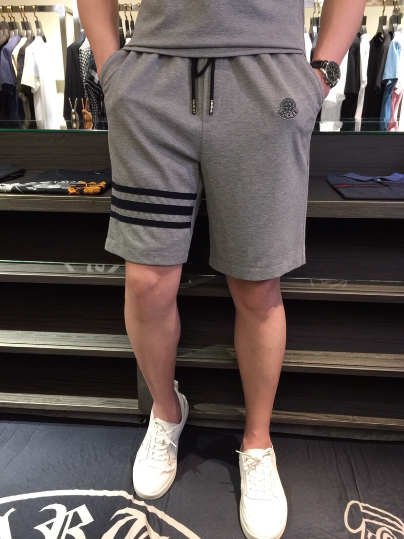 NO:517586,/Set of shorts details Mo home recommendation!  2025AW latest series sets, versatile commuting to work, elegant design, a must-have for business elites!  It uses high-quality mercerized bead floor cotton fabric. Wen Ru is soft, delicate and soft. The upper body is naturally comfortable. The lapel is business casual slim style. It can be worn in both business and leisure. The neckline is exquisitely threaded!  It highlights the overall styling and body-slimming feeling. The overall craftsmanship line is really impeccable. This kind of lapel fashion adds points to urban fashion people and has a more gentlemanly charm!  grey!  Size M~XXXL (model/125 catties wear M), shorts, alexander wang19860909/套 短裤细节图Mo家重磅推荐！2025AW最新系列套装 上班通勤百搭 富于优雅的设计感 商务精英必备！采用高克重丝光珠地棉面料 温儒柔软 细腻柔软 上身自然是舒适 翻领商务休闲修身款 无论是商务还是休闲时候都可穿搭 领口精美螺纹设计！非常的凸显整体的造型感以及修身上身感 整体的工艺车线真的是无可挑剔的 这样的一款翻领时装 无不为都市时尚人士加分 更加的绅士韵味十足范！灰色！尺码M～XXXL（模特/125斤穿M）,,shorts,alexander wang,Men's clothing