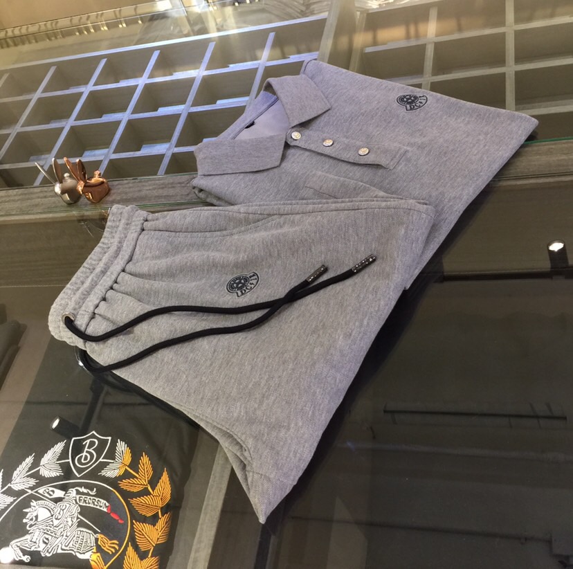 NO:517591,/Set Top details pictures Mo home recommendation!  2025AW latest series sets, versatile commuting to work, elegant design, a must-have for business elites!  It uses high-quality mercerized bead floor cotton fabric. Wen Ru is soft, delicate and soft. The upper body is naturally comfortable. The lapel is business casual slim style. It can be worn in both business and leisure. The neckline is exquisitely threaded!  It highlights the overall styling and body-slimming feeling. The overall craftsmanship line is really impeccable. This kind of lapel fashion adds points to urban fashion people and has a more gentlemanly charm!  grey!  Size M~XXXL (model/125 catties wear M), alexander wang19860909/套 上衣细节图Mo家重磅推荐！2025AW最新系列套装 上班通勤百搭 富于优雅的设计感 商务精英必备！采用高克重丝光珠地棉面料 温儒柔软 细腻柔软 上身自然是舒适 翻领商务休闲修身款 无论是商务还是休闲时候都可穿搭 领口精美螺纹设计！非常的凸显整体的造型感以及修身上身感 整体的工艺车线真的是无可挑剔的 这样的一款翻领时装 无不为都市时尚人士加分 更加的绅士韵味十足范！灰色！尺码M～XXXL（模特/125斤穿M）,,alexander wang,Men's clothing