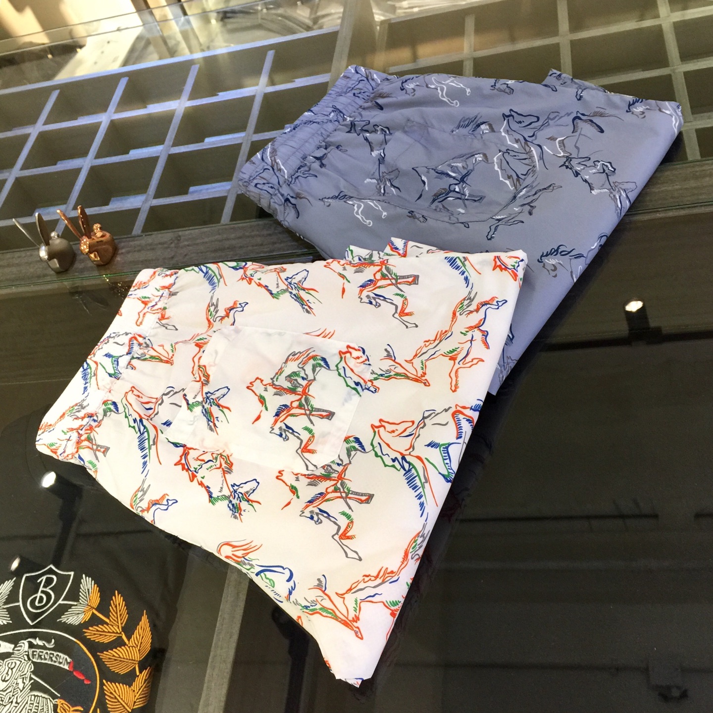 NO:499041,Hjia 2025 summer new casual shorts, the style is super authentic and ice silk waterproof fabric, the fabric is drape and texture is not wrinkled, and the upper body is very breathable and comfortable in summer. It is perfectly restored 100% and is very easy to match with clothes. The upper body is stylish and stylish, showing the charm of men!  Blue/white!  Size M~XXXL (model/125 catties wear M), shorts, alexander wang19860909H家2025夏季新款休闲短裤,版型超正客供冰丝防水面料,面料垂坠质感不起皱,夏季上身非常透气舒适.完美还原百分百,极易搭配衣服,上身有型有款,尽显男人魅力！蓝色/白色！尺码M～XXXL（模特/125斤穿M）,,shorts,alexander wang,Men's clothing