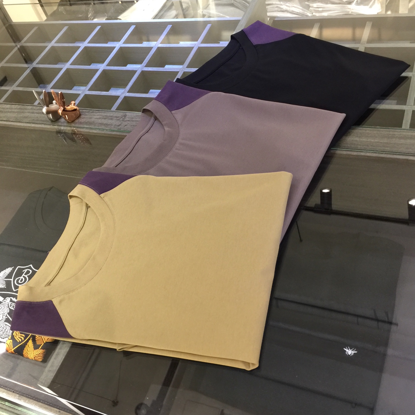 NO:499059,LP Home 2025 Summer New Products, Snap All Versions in a flash!  Classic and fashionable versatile round neck short sleeves, exquisite color block splicing design on the shoulders and waist inner side!  Custom silk-blend soft fabric!  Basic base shirts are indispensable for men's wardrobe. They can be matched with various clothing anytime and anywhere to meet your daily needs. The fabrics and factories we choose are all used by first-tier brands, so we recommend buying them!  3 colors!  Size M~XXXL (model/125 catties wear M), loro piana, T-shirt, alexander wang19860909LP家2025夏季新品 秒杀一切版本！经典时尚百搭圆领短袖 肩部及腰部内侧精美色块拼接设计！订制蚕丝混纺柔软面料！男人的衣柜都少不了基础打底衫 随时随地都可以拿来搭配各种服饰 满足您日常生活需求.我们所选择的面料及工厂都是一线品牌所使用的,推荐入手！3色！尺码M～XXXL（模特/125斤穿M）,,loro piana,T-shirt,alexander wang,Men's clothing