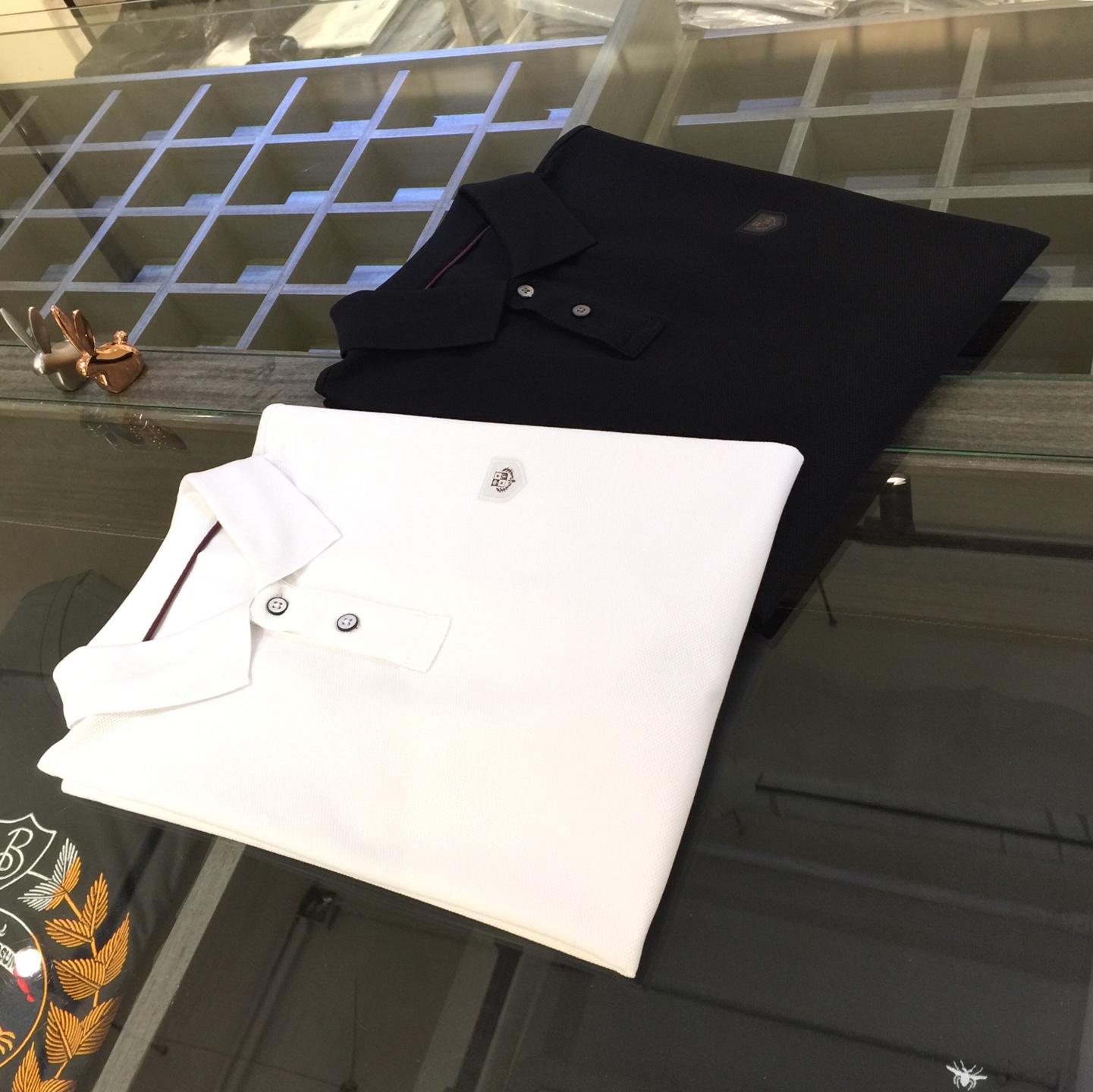 NO:499071,LP Home has the latest release of short-sleeved lapel shirt in summer 2025!  High-end mercerized bead floor cotton fabric, breathable, comfortable, delicate and soft, all original customized products, and chest brand logo design!  High-end quality!  High-quality shipment, fashionable and stylish upper body!  Black/white!  Size M~XXXL (model/125 catties wear M), loro piana, T-shirt, alexander wang19860909LP家2025夏季最新发布短袖翻领衫！高档丝光珠地棉面料,透气舒适细腻柔软,面料,辅料全部原版定制出品,胸前品牌Logo设计！品质高端！高品质出货,上身时尚有型！黑色/白色！尺码M～XXXL（模特/125斤穿M）,,loro piana,T-shirt,alexander wang,Men's clothing