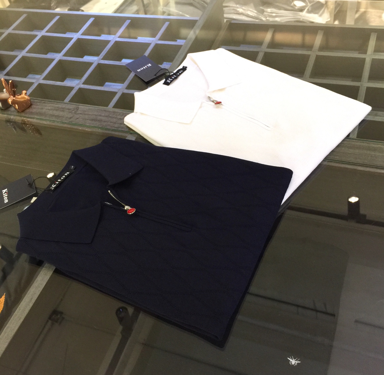 NO:517596,Ki home recommendation!  2025AW latest series of sweaters!  Commuting to work is versatile, with an elegant design sense, a must-have for business elites!  The high-weight knitted foot cloth fabric is made of Wen Ru, soft, delicate and soft, and the upper body is naturally comfortable. The lapel business casual slim fit can be worn in both business and leisure, which highlights the overall styling and slim body feel. The overall craftsmanship line is really impeccable. This kind of lapel fashion adds points to urban fashion people and has a more gentlemanly charm!  White/dark blue!  Size M~XXXL (model/125 catties wear M), alexander wang19860909Ki家重磅推荐！2025AW最新系列针织衫！上班通勤百搭 富于优雅的设计感 商务精英必备！采用高克重针织起脚布面料 温儒柔软 细腻柔软 上身自然是舒适 翻领商务休闲修身款 无论是商务还是休闲时候都可穿搭 非常的凸显整体的造型感以及修身上身感 整体的工艺车线真的是无可挑剔的 这样的一款翻领时装 无不为都市时尚人士加分 更加的绅士韵味十足范！白色/深蓝色！尺码M～XXXL（模特/125斤穿M）,,alexander wang,Men's clothing