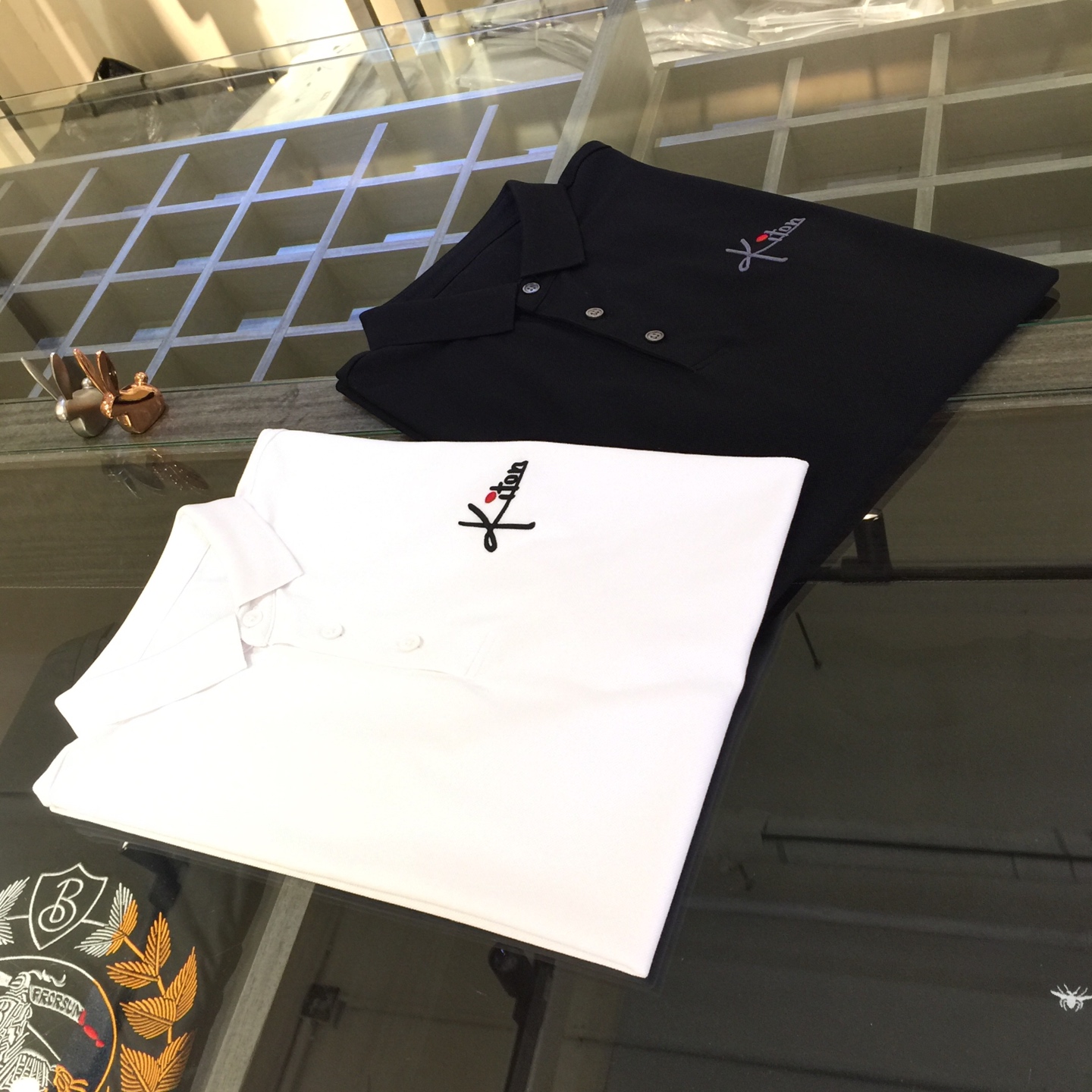 NO:517601,Ki Home's latest short-sleeved lapel shirt in summer 2025!  High-end mercerized bead floor cotton fabric, breathable, comfortable, delicate and soft, all original customized products, and chest brand logo embroidery design!  High-end quality!  High-quality shipment, fashionable and stylish upper body!  Black/white!  Size M~XXXL (model/125 catties wear M), T-shirt, alexander wang19860909Ki家2025夏季最新发布短袖翻领衫！高档丝光珠地棉面料,透气舒适细腻柔软,面料,辅料全部原版定制出品,胸前品牌Logo刺绣设计！品质高端！高品质出货,上身时尚有型！黑色/白色！尺码M～XXXL（模特/125斤穿M）,,T-shirt,alexander wang,Men's clothing