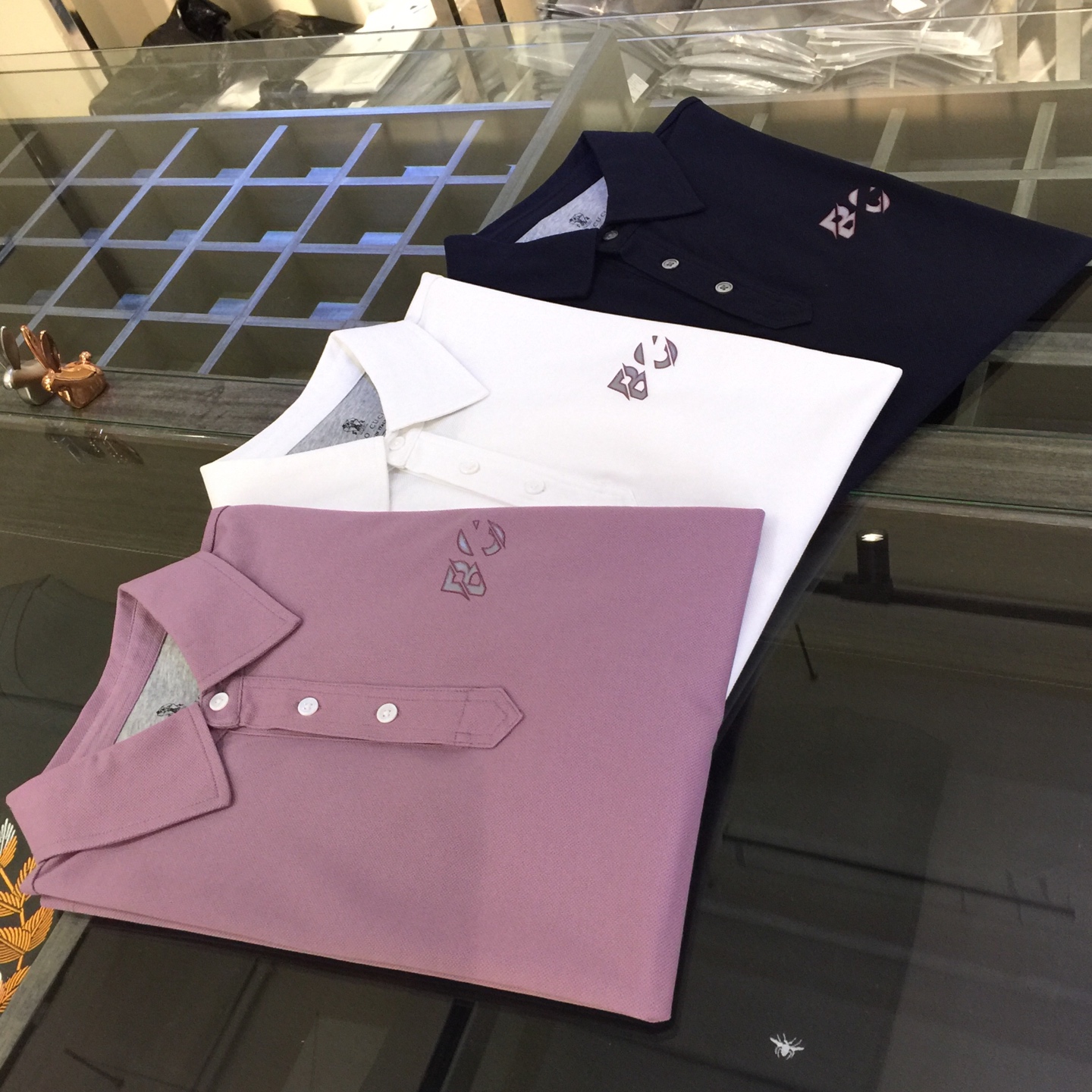 NO:465947,BC Home's latest short-sleeved lapel shirt in summer 2025!  High-end mercerized bead floor cotton fabric, breathable, comfortable, delicate and soft, all original customized products, and chest brand logo hot stamping design!  High-end quality!  High-quality shipment, fashionable and stylish upper body!  Dark blue/white/purple!  Size M~XXXL (model/125 catties wear M), chanel, T-shirt, alexander wang19860909BC家2025夏季最新发布短袖翻领衫！高档丝光珠地棉面料,透气舒适细腻柔软,面料,辅料全部原版定制出品,胸前品牌Logo烫印设计！品质高端！高品质出货,上身时尚有型！深蓝色/白色/紫色！尺码M～XXXL（模特/125斤穿M）,,chanel,T-shirt,alexander wang,Men's clothing