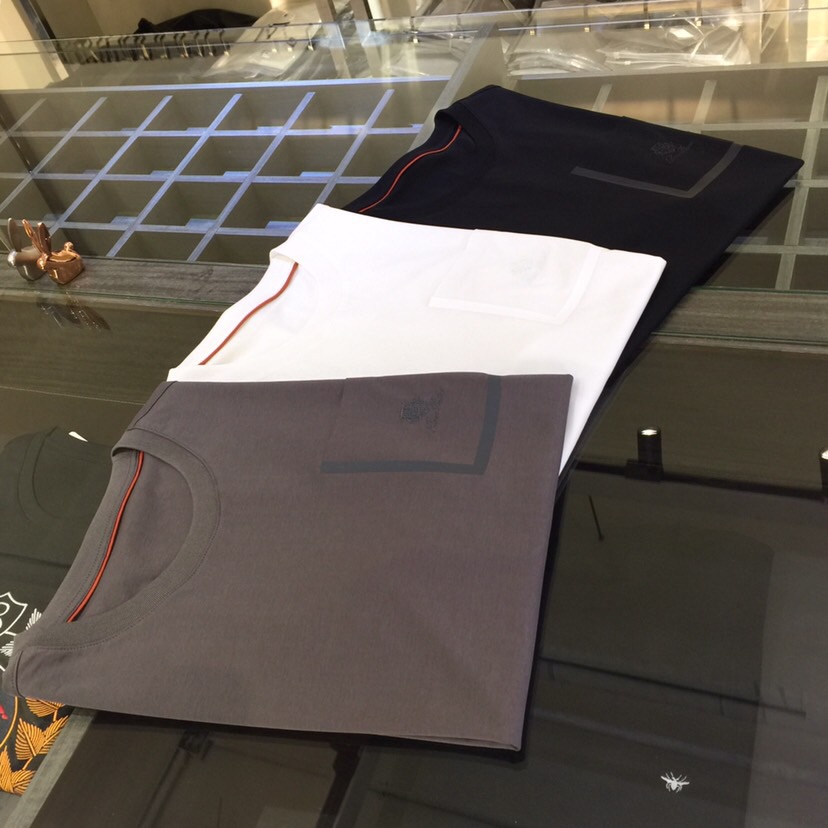 NO:465969,LP Trading Company Original Order 2025 Summer New Model How Can You Miss ~ Create a handsome man Reject mediocreness and create a unique and elegant temperament for yourself!  The most gorgeous thing in the brand series design is actually the simplest. The whole model is simple and atmospheric. Classic basic version. Comfortable and markless glue pressing process. Versatile round neck style. Top imported mercerated cotton fabric, smooth and soft, cool and comfortable, with a good drape, delicate and skin-friendly, making you feel as smooth as silk. Only good workmanship and quality dare to try. Each color must be prepared!  Black/white/grey!  Size M~XXXL (model/125 catties wear M), loro piana, real silk, alexander wang19860909LP家贸易公司原版订单 2025夏季新款 岂能错过~打造帅气型男 拒绝平庸 打造自我独特优雅气质！品牌系列设计最华丽的东西实际上是最简单的 整款简单大气 经典基础版型 舒适无痕压胶工艺 百搭圆领款 顶级进口丝光棉面料,顺滑柔软,冰凉舒适,良好的垂坠感,细腻亲肤,让你感觉犹如真丝般柔滑.无痕的新型剪裁只有好的做工和品质才敢的尝试.每个色都要备上一件！黑色/白色/灰色！尺码M～XXXL（模特/125斤穿M）,,loro piana,real silk,alexander wang,Men's clothing