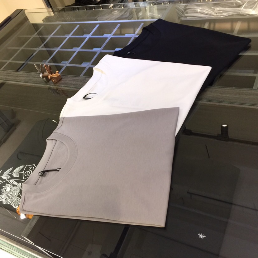 NO:465975,Dijia 2025 summer new product, classic and fashionable versatile round neck micro-expanded half-sleeved shirt, top woven mercerized cotton fabric, exquisite three-dimensional hot stamping logo design on the shoulder drop!  Imported original double-strand yarn, the fabric is soft and delicate, and basic base shirts are indispensable in men's wardrobe. They can be matched with various clothing anytime and anywhere to meet your daily life needs. The fabrics and factories we choose are all used by first-tier brands, and the clothes are very simple and low-key. Dears, buy them quickly!  Black/white/grey!  Size M~XXXL (model/125 catties wear M), dior, alexander wang19860909迪家2025夏季新品 经典时尚百搭圆领微扩半袖衫 订织顶级丝光棉面料 落肩处精致立体烫印Logo设计！进口原版双股纱线 面料柔软细腻 男人的衣柜都少不了基础打底衫 随时随地都可以拿来搭配各种服饰 满足您日常生活需求.我们所选择的面料及工厂都是一线品牌所使用的,衣服设计非常的简洁 很是低调的设计 亲们赶紧入手！黑色/白色/灰色！尺码M～XXXL（模特/125斤穿M）,,dior,alexander wang,Men's clothing