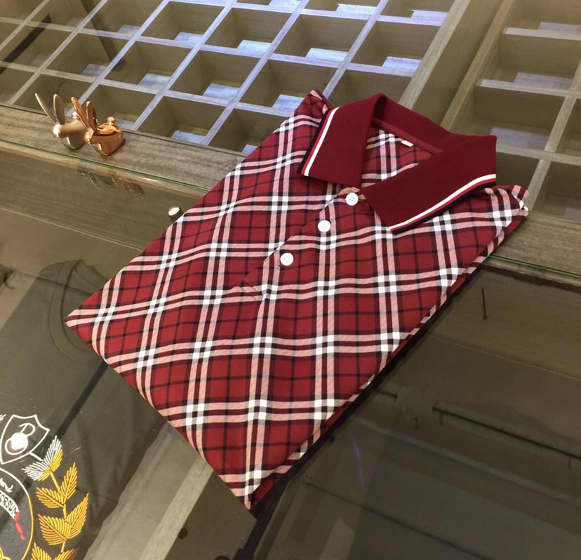 NO:499083,B Home 2025 summer new product, high-end customization, the most classic and versatile and handsome lapel shirt, symmetrical digital plaid design!  The consistent good style can express the male body neatly and capable. Custom mercerized cotton blend fabric imported from Italy is soft and silky, delicate, and super comfortable on the upper body!  It is still the OEM level of a large manufacturer, and all turning workers, edge handling and routing are demanding perfection!  Simple and generous, the upper body is very fashionable, young and concise!  !  This top-quality praise is elegant gentlemanly style!  Burgundy/Cyan/Khaki!  Size M~XXXL (model 175/125 catties wear M), alexander wang19860909B家2025夏季新品 高级定制 最经典百搭帅气翻领衫 对称数码格纹设计！一贯的好版型 可以将男性的体态表现的利落而干练 意大利进口定制丝光棉混纺面料 柔顺丝滑 手感细腻 上身超级舒服！依旧是大厂的代工水平,所有车工、包边、走线都苛求完美！简单大方 上身非常时尚、年轻、简练精神！！此款上品的赞誉 雅致的绅士风格！酒红色/青绿色/卡其色！尺码M～XXXL（模特175/125斤穿M）,,alexander wang,Men's clothing