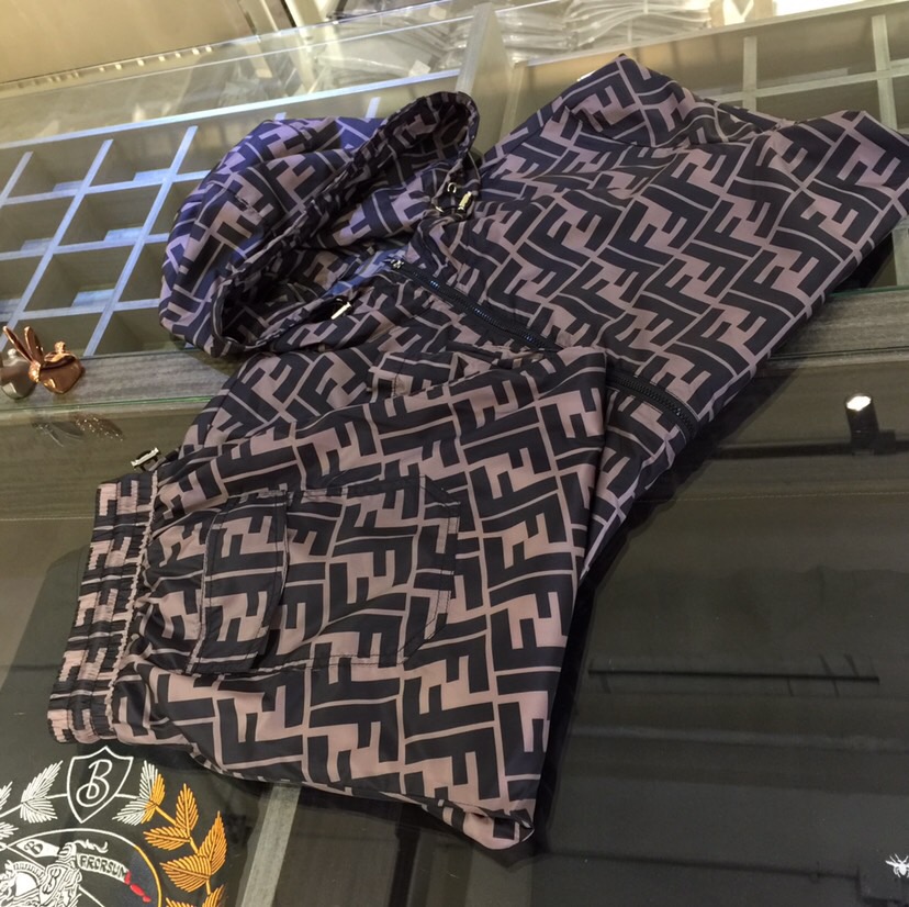 NO:466009,/Set Top details F Home 2025 new product, men's summer sports and casual sun protection suit, hooded long-sleeved jacket and shorts combination, it is also very practical to wear alone, very smooth and comfortable imported sun protection fabric, 2025 summer series draws inspiration from the collection elements, suitable for wearing multiple age groups, and a variety of craftsmanship is integrated, the details are visible, exquisite and durable!  Size M~XXXL (model/125 catties wear M), fendi, shorts, jackets & coats, hats, alexander wang19860909/套 上衣细节F家2025新品,男士夏季运动休闲防晒服套装,连帽长袖外套和短裤的组合,单穿也很实用,非常顺滑舒适的进口防晒面料,2025夏季系列 典藏元素中汲取灵感,适合多个年龄段穿着,多种工艺融入 细节可见 精致又耐看！尺码M～XXXL（模特/125斤穿M）,,fendi,shorts,jackets & coats,hats,alexander wang,Men's clothing