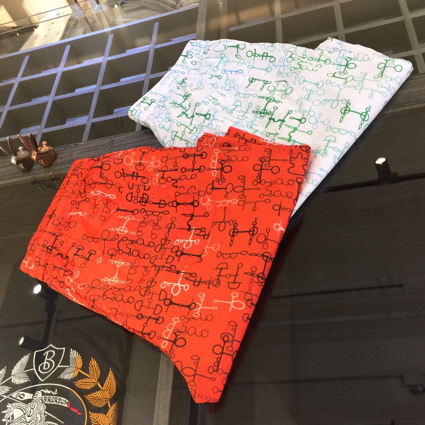 NO:465982,Hjia 2025 summer new casual shorts, the style is super authentic and ice silk waterproof fabric, the fabric is drape and texture is not wrinkled, and the upper body is very breathable and comfortable in summer. It is perfectly restored 100% and is very easy to match with clothes. The upper body is stylish and stylish, showing the charm of men!  White/Orange!  Size M~XXXL (model/125 catties wear M), shorts, alexander wang19860909H家2025夏季新款休闲短裤,版型超正客供冰丝防水面料,面料垂坠质感不起皱,夏季上身非常透气舒适.完美还原百分百,极易搭配衣服,上身有型有款,尽显男人魅力！白色/橙色！尺码M～XXXL（模特/125斤穿M）,,shorts,alexander wang,Men's clothing