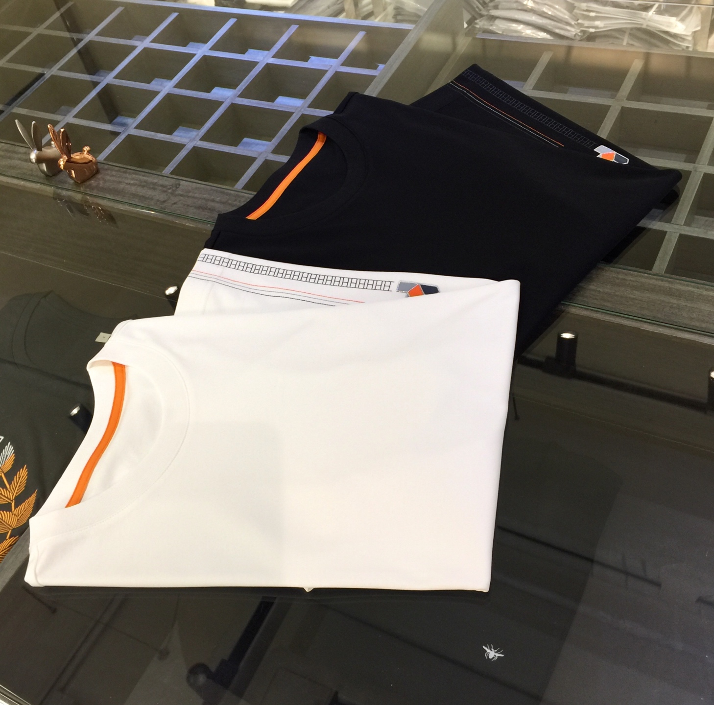 NO:466000,Hjia 2025 summer new product, instantly kill all versions!  Classic and fashionable versatile round neck short sleeves, exquisite three-dimensional thread embroidery pattern design at the hem!  Customized silk-blend soft fabrics. Basic base shirts are indispensable for men's wardrobes. They can be matched with various clothing anytime and anywhere to meet your daily needs. The fabrics and factories we choose are all used by first-tier brands, so we recommend buying them!  Black/white!  Size M~XXXL (model/125 catties wear M), T-shirt, alexander wang19860909H家2025夏季新品 秒杀一切版本！经典时尚百搭圆领短袖 下摆处精美立体线绣图案设计！订制蚕丝混纺柔软面料 男人的衣柜都少不了基础打底衫 随时随地都可以拿来搭配各种服饰 满足您日常生活需求.我们所选择的面料及工厂都是一线品牌所使用的,推荐入手！黑色/白色！尺码M～XXXL（模特/125斤穿M）,,T-shirt,alexander wang,Men's clothing