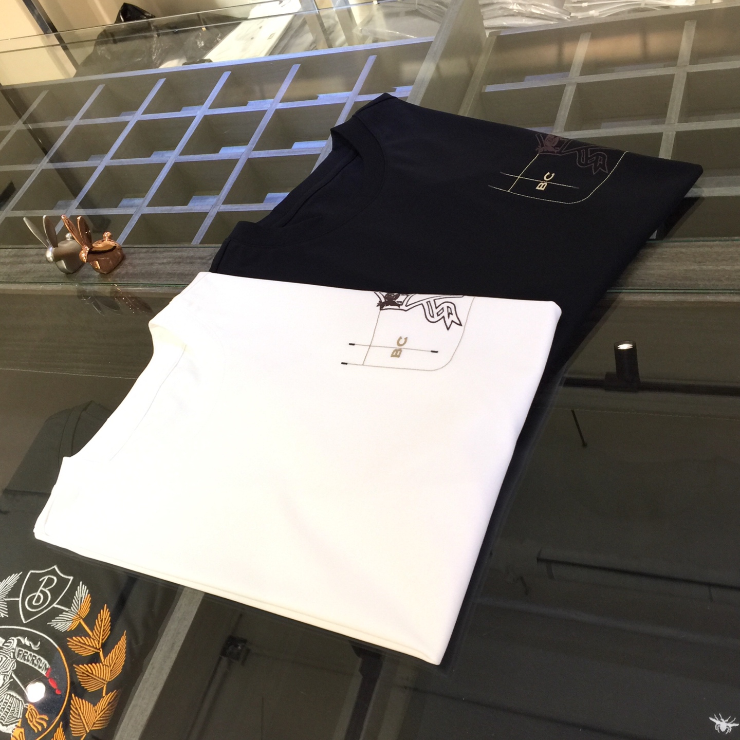 NO:466005,BC Home 2025 Summer New Products, Snap All Versions in a flash!  Classic and fashionable versatile round neck short sleeves, exquisite three-dimensional thread embroidered logo design on the chest!  Custom silk-blend soft fabric with hem split design!  Basic base shirts are indispensable for men's wardrobes. They can be matched with various clothing anytime and anywhere to meet your daily needs. The fabrics and factories we choose are all used by first-tier brands, so we recommend buying them!  Black/white!  Size M~XXXL (model/125 catties wear M), chanel, T-shirt, alexander wang19860909BC家2025夏季新品 秒杀一切版本！经典时尚百搭圆领短袖 胸前精美立体线绣Logo设计！订制蚕丝混纺柔软面料 下摆分叉设计！男人的衣柜都少不了基础打底衫 随时随地都可以拿来搭配各种服饰 满足您日常生活需求.我们所选择的面料及工厂都是一线品牌所使用的,推荐入手！黑色/白色！尺码M～XXXL（模特/125斤穿M）,,chanel,T-shirt,alexander wang,Men's clothing