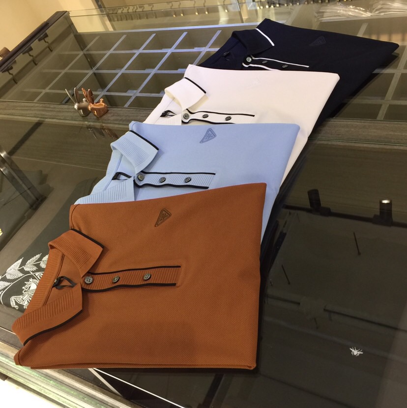 NO:466021,The latest summer series of Fat Brother P's family, versatile commuting to work, elegant design, a must-have for business elites, made of mulberry silk and mercerized bead floor cotton blend fabric Wen Ru soft, delicate and soft, the upper body is naturally comfortable, lapel business casual slim fit style, you can wear it in both business and leisure!  It highlights the overall styling and body-slimming feeling. The overall craftsmanship line is really impeccable. This kind of lapel fashion adds points to urban fashion people and has a more gentlemanly charm!  Dark blue/white/light blue/coffee!  Size M~4XL (model/125 catties wear M), alexander wang19860909P家胖哥哥福音夏季最新系列 上班通勤百搭 富于优雅的设计感 商务精英必备 采用桑蚕丝、丝光珠地棉混纺面料 温儒柔软 细腻柔软 上身自然是舒适 翻领商务休闲修身款 无论是商务还是休闲时候都可穿搭！非常的凸显整体的造型感以及修身上身感 整体的工艺车线真的是无可挑剔的 这样的一款翻领时装 无不为都市时尚人士加分 更加的绅士韵味十足范！深蓝色/白色/浅蓝色/咖色！尺码M～4XL（模特/125斤穿M）,,alexander wang,Men's clothing