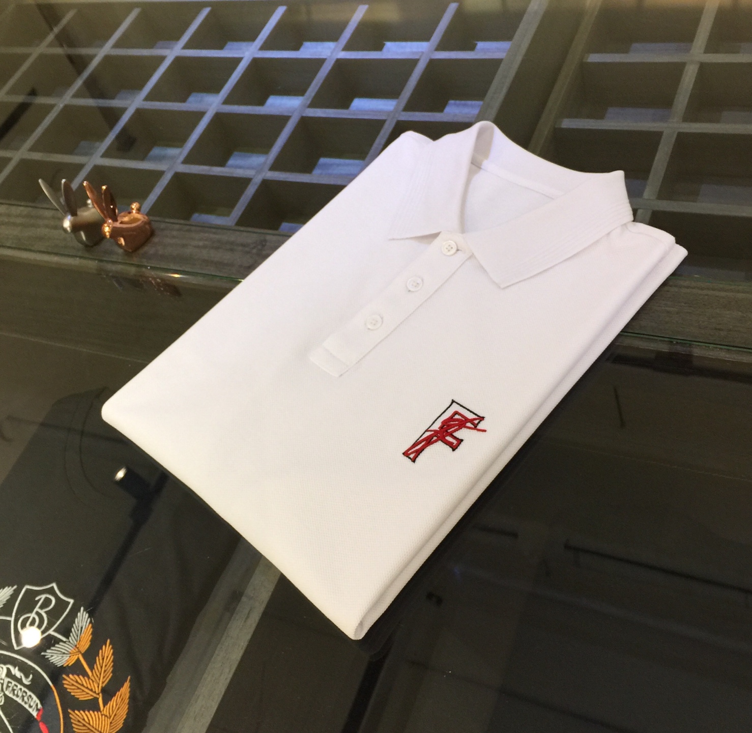 NO:466036,F Home's latest short-sleeved lapel shirt in summer 2025!  High-end mercerized bead floor cotton fabric, breathable, comfortable, delicate and soft, all original customized products, and brand letter embroidery design on the chest!  High-end quality!  High-quality shipment, fashionable and stylish upper body!  Size M~XXXL (model/125 catties wear M), fendi, T-shirt, alexander wang19860909F家2025夏季最新发布短袖翻领衫！高档丝光珠地棉面料,透气舒适细腻柔软,面料,辅料全部原版定制出品,胸前品牌字母刺绣设计！品质高端！高品质出货,上身时尚有型！尺码M～XXXL（模特/125斤穿M）,,fendi,T-shirt,alexander wang,Men's clothing