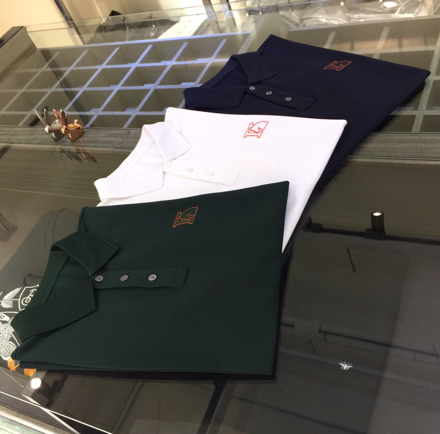 NO:466043,H Home has the latest short-sleeved lapel shirt in summer 2025!  High-end mercerized bead floor cotton fabric, breathable, comfortable, delicate and soft, all original customized products, three-dimensional embroidery on the chest brand pattern orange edge stamping design!  High-end quality!  High-quality shipment, fashionable and stylish upper body!  Dark blue/white/dark green!  Size M~XXXL (model/125 catties wear M), T-shirt, alexander wang19860909H家2025夏季最新发布短袖翻领衫！高档丝光珠地棉面料,透气舒适细腻柔软,面料,辅料全部原版定制出品,胸前品牌图案立体刺绣橙色包边烫印设计！品质高端！高品质出货,上身时尚有型！深蓝色/白色/深绿色！尺码M～XXXL（模特/125斤穿M）,,T-shirt,alexander wang,Men's clothing