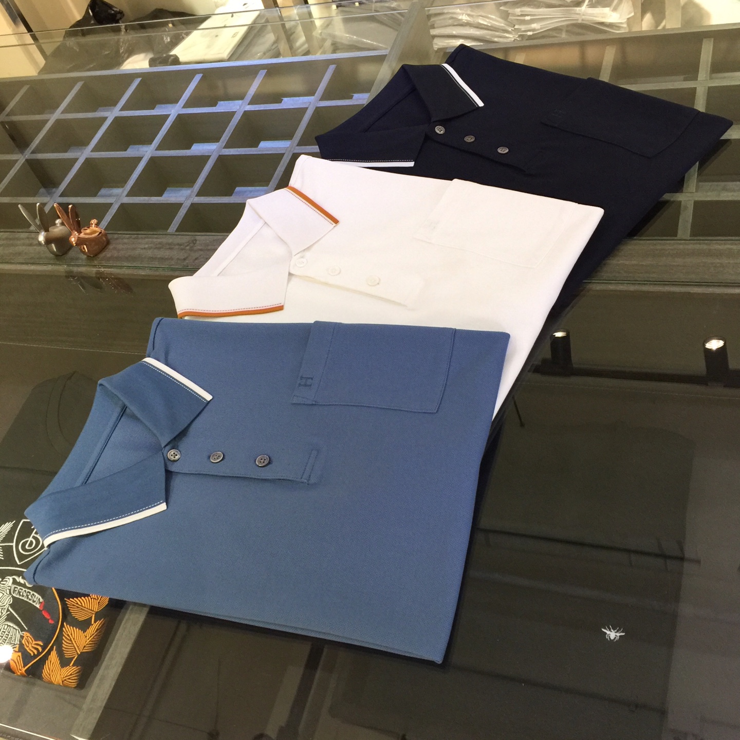 NO:466053,H Home has the latest short-sleeved lapel shirt in summer 2025!  High-end mercerized bead floor cotton fabric, breathable, comfortable, delicate and soft, all original customized products, brand letters in the same color as the low-key embroidery design!  High-end quality!  High-quality shipment, fashionable and stylish upper body!  Dark blue/white/blue!  Size M~XXXL (model/125 catties wear M), T-shirt, alexander wang19860909H家2025夏季最新发布短袖翻领衫！高档丝光珠地棉面料,透气舒适细腻柔软,面料,辅料全部原版定制出品,胸前口袋处品牌字母同色系低调刺绣设计！品质高端！高品质出货,上身时尚有型！深蓝色/白色/蓝色！尺码M～XXXL（模特/125斤穿M）,,T-shirt,alexander wang,Men's clothing