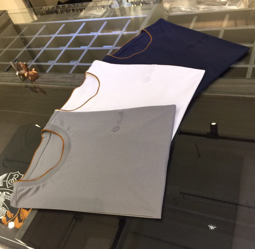 NO:466076,LP Trading Company Original Order 2025 Summer New Model How Can You Miss ~ Create a handsome man Reject mediocreness and create a unique and elegant temperament for yourself!  The most gorgeous thing in the brand series is actually the simplest. The whole model is simple and atmospheric. Classic basic version. Versatile round neck style. Exquisite embroidered high-spec thread splicing!  Top imported mercerated cotton fabric is smooth and soft, cool and comfortable, with a good drape, delicate and skin-friendly, making you feel as smooth as silk. Only good workmanship and quality can you dare to try it. Each color must be prepared!  Dark blue/white/grey!  Size M~XXXL (model/125 catties wear M), loro piana, real silk, alexander wang19860909LP家贸易公司原版订单 2025夏季新款 岂能错过~打造帅气型男 拒绝平庸 打造自我独特优雅气质！品牌系列设计最华丽的东西实际上是最简单的 整款简单大气 经典基础版型 百搭圆领款 精美刺绣高规格螺纹拼接！顶级进口丝光棉面料,顺滑柔软,冰凉舒适,良好的垂坠感,细腻亲肤,让你感觉犹如真丝般柔滑.无痕的新型剪裁只有好的做工和品质才敢的尝试.每个色都要备上一件！深蓝色/白色/灰色！尺码M～XXXL（模特/125斤穿M）,,loro piana,real silk,alexander wang,Men's clothing