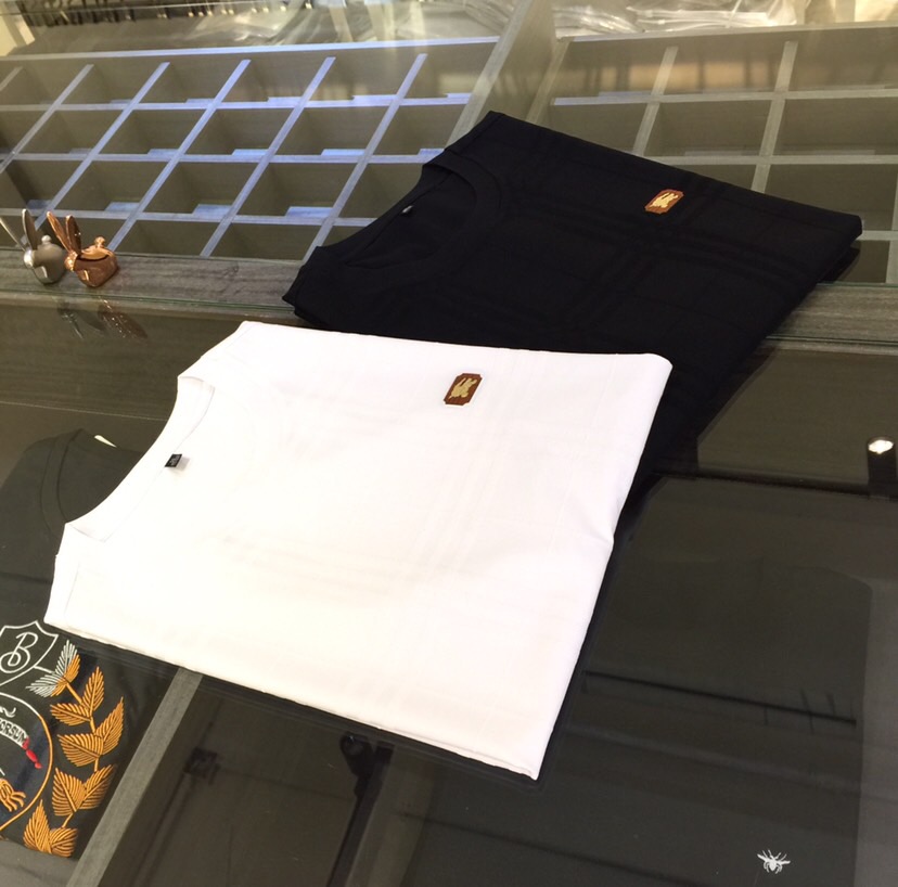 NO:466090,B Family 2025 summer new product, instantly kill all versions!  Classic and fashionable versatile round neck short sleeves, customized mulberry silk super soft fabric, flower burning process!  Basic base shirts are indispensable for men's wardrobe. They can be matched with various clothing anytime and anywhere to meet your daily needs. The fabrics and factories we choose are all used by first-tier brands, so we recommend buying them!  Black/white!  Size M~XXXL (model/125 catties wear M), T-shirt, alexander wang19860909B家2025夏季新品 秒杀一切版本！经典时尚百搭圆领短袖 订制桑蚕丝超柔软面料 烧花工艺！男人的衣柜都少不了基础打底衫 随时随地都可以拿来搭配各种服饰 满足您日常生活需求.我们所选择的面料及工厂都是一线品牌所使用的,推荐入手！黑色/白色！尺码M～XXXL（模特/125斤穿M）,,T-shirt,alexander wang,Men's clothing