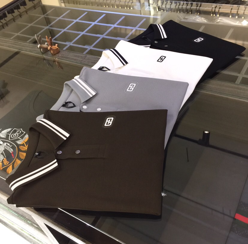 NO:466095,The latest summer series of Fat Brother G family, versatile commuting to work, elegant design, a must-have for business elites, made of mulberry silk and mercerized bead floor cotton blend fabric Wen Ru soft, delicate and soft, the upper body is naturally comfortable, lapel business casual slim fit style, can be worn in both business and leisure!  It highlights the overall styling and body-slimming feeling. The overall craftsmanship line is really impeccable. This kind of lapel fashion adds points to urban fashion people and has a more gentlemanly charm!  Black/white/grey/dark green!  Size M~4XL (model/125 catties wear M), gucci, alexander wang19860909G家胖哥哥福音夏季最新系列 上班通勤百搭 富于优雅的设计感 商务精英必备 采用桑蚕丝、丝光珠地棉混纺面料 温儒柔软 细腻柔软 上身自然是舒适 翻领商务休闲修身款 无论是商务还是休闲时候都可穿搭！非常的凸显整体的造型感以及修身上身感 整体的工艺车线真的是无可挑剔的 这样的一款翻领时装 无不为都市时尚人士加分 更加的绅士韵味十足范！黑色/白色/灰色/暗绿色！尺码M～4XL（模特/125斤穿M）,,gucci,alexander wang,Men's clothing