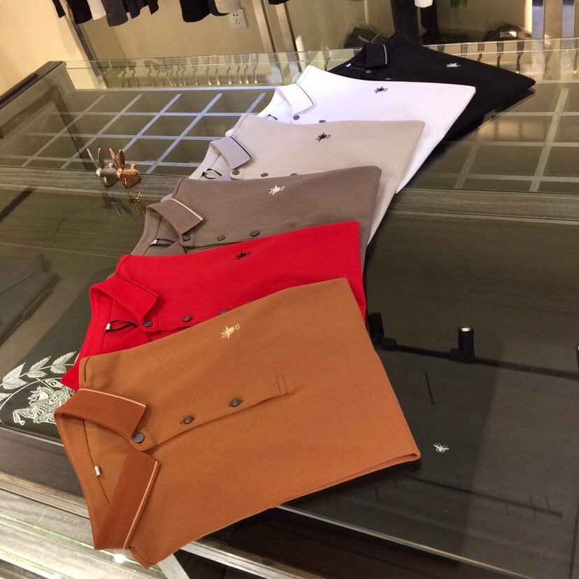 NO:466103,Dijia’s latest short-sleeved lapel shirt in summer 2025!  High-end mercerized bead floor cotton fabric, breathable, comfortable, delicate and soft, all original customized products, chest embroidery logo design!  High-end quality!  High-quality shipment, fashionable and stylish upper body!  Black/white/light gray/coffee/red/orange!  Size M~XXXL (model/125 catties wear M), dior, T-shirt, alexander wang19860909迪家2025夏季最新发布短袖翻领衫！高档丝光珠地棉面料,透气舒适细腻柔软,面料,辅料全部原版定制出品,胸前刺绣Logo设计！品质高端！高品质出货,上身时尚有型！黑色/白色/浅灰色/咖色/红色/橙色！尺码M～XXXL（模特/125斤穿M）,,dior,T-shirt,alexander wang,Men's clothing