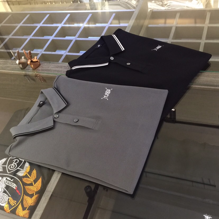 NO:466119,The latest series of the original single-item Fat Brother Gospel in summer, versatile commuting to work, elegant design, a must-have for business elites, using high-quality mercerized bead floor cotton fabric, Wen Ru soft, delicate and soft, the upper body is naturally comfortable, lapel business casual slim style, can be worn in both business and leisure!  It highlights the overall styling and body-slimming feeling. The overall craftsmanship line is really impeccable. This kind of lapel fashion adds points to urban fashion people and has a more gentlemanly charm!  Black/Gray!  Size M~4XL (model/125 catties wear M), alexander wang19860909原单货胖哥哥福音夏季最新系列 上班通勤百搭 富于优雅的设计感 商务精英必备 采用高克重丝光珠地棉面料 温儒柔软 细腻柔软 上身自然是舒适 翻领商务休闲修身款 无论是商务还是休闲时候都可穿搭！非常的凸显整体的造型感以及修身上身感 整体的工艺车线真的是无可挑剔的 这样的一款翻领时装 无不为都市时尚人士加分 更加的绅士韵味十足范！黑色/灰色！尺码M～4XL（模特/125斤穿M）,,alexander wang,Men's clothing