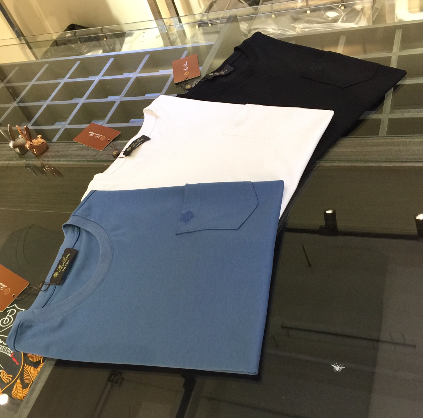 NO:466064,LP Trading Company Original Order 2025 Summer New Model How Can You Miss ~ Create a handsome man Reject mediocreness and create a unique and elegant temperament for yourself!  The most gorgeous thing in the brand series design is actually the simplest. The whole model is simple and atmospheric. Classic basic version. Boob pocket design. Versatile round neck style. Top imported mercerated cotton fabric, smooth and soft, cool and comfortable, with a good drape, delicate and skin-friendly, making you feel as smooth as silk. The traceless new tailoring can only be tried with good workmanship and quality. One piece of each color must be prepared!  Black/white/blue!  Size M~XXXL (model 175/125 catties wear M), loro piana, real silk, alexander wang19860909LP家贸易公司原版订单 2025夏季新款 岂能错过~打造帅气型男 拒绝平庸 打造自我独特优雅气质！品牌系列设计最华丽的东西实际上是最简单的 整款简单大气 经典基础版型 胸前口袋设计 百搭圆领款 顶级进口丝光棉面料,顺滑柔软,冰凉舒适,良好的垂坠感,细腻亲肤,让你感觉犹如真丝般柔滑.无痕的新型剪裁只有好的做工和品质才敢的尝试.每个色都要备上一件！黑色/白色/蓝色！尺码M～XXXL（模特175/125斤穿M）,,loro piana,real silk,alexander wang,Men's clothing