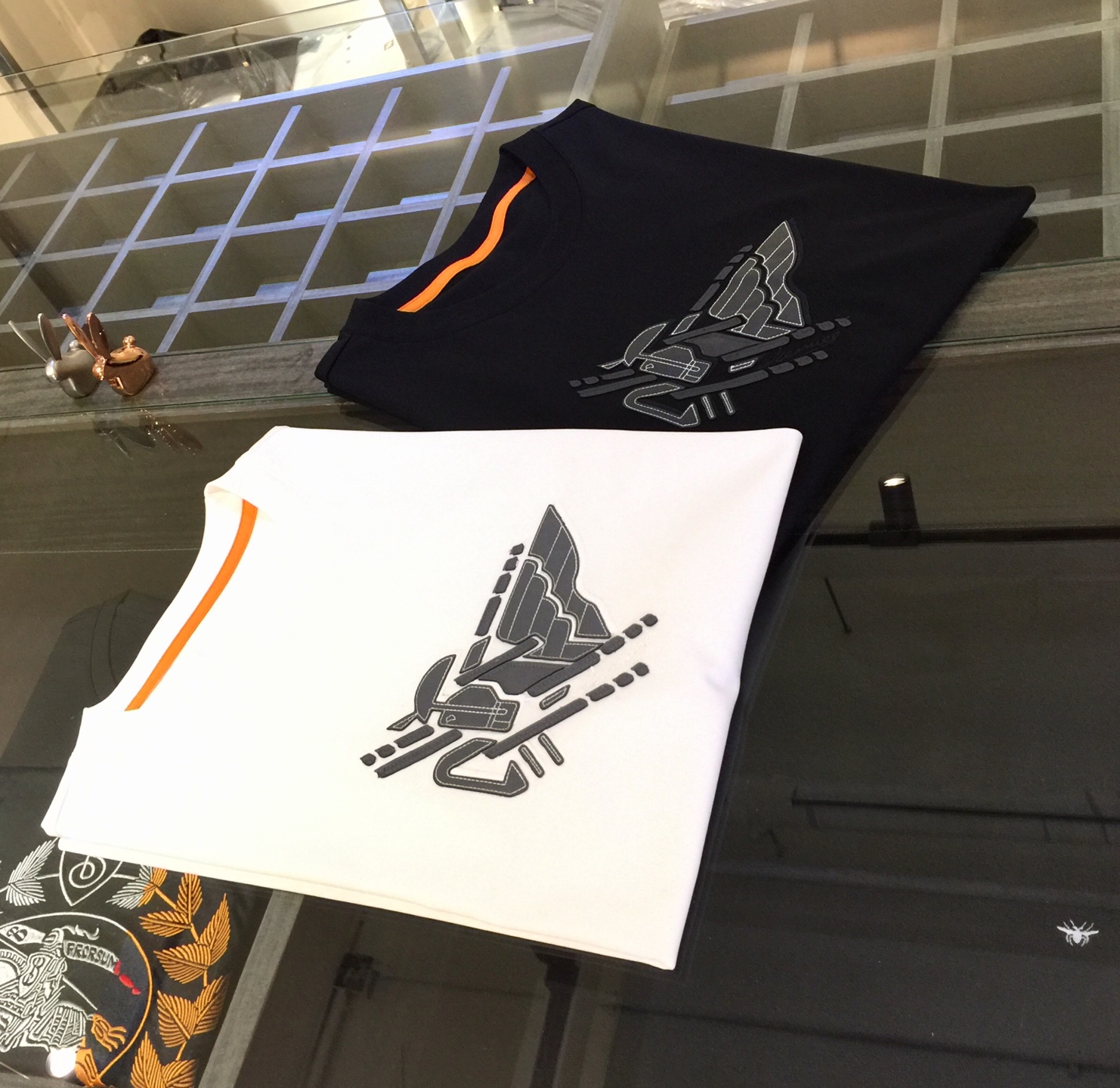 NO:466072,Ajia 2025 summer new product, instantly kill all versions!  Classic and fashionable versatile round neck short sleeves, three-dimensional leather hot stamping logo design on the chest!  Customized Tencel super soft fabrics. Basic base shirts are indispensable for men's wardrobes. They can be matched with various clothing anytime and anywhere to meet your daily needs. The fabrics and factories we choose are all used by first-tier brands, so we recommend buying them!  Black/white!  Size M~XXXL (model 175/125 catties wear M), T-shirt, alexander wang19860909A家2025夏季新品 秒杀一切版本！经典时尚百搭圆领短袖 胸前立体真皮烫印Logo设计！订制天丝超柔软面料 男人的衣柜都少不了基础打底衫 随时随地都可以拿来搭配各种服饰 满足您日常生活需求.我们所选择的面料及工厂都是一线品牌所使用的,推荐入手！黑色/白色！尺码M～XXXL（模特175/125斤穿M）,,T-shirt,alexander wang,Men's clothing